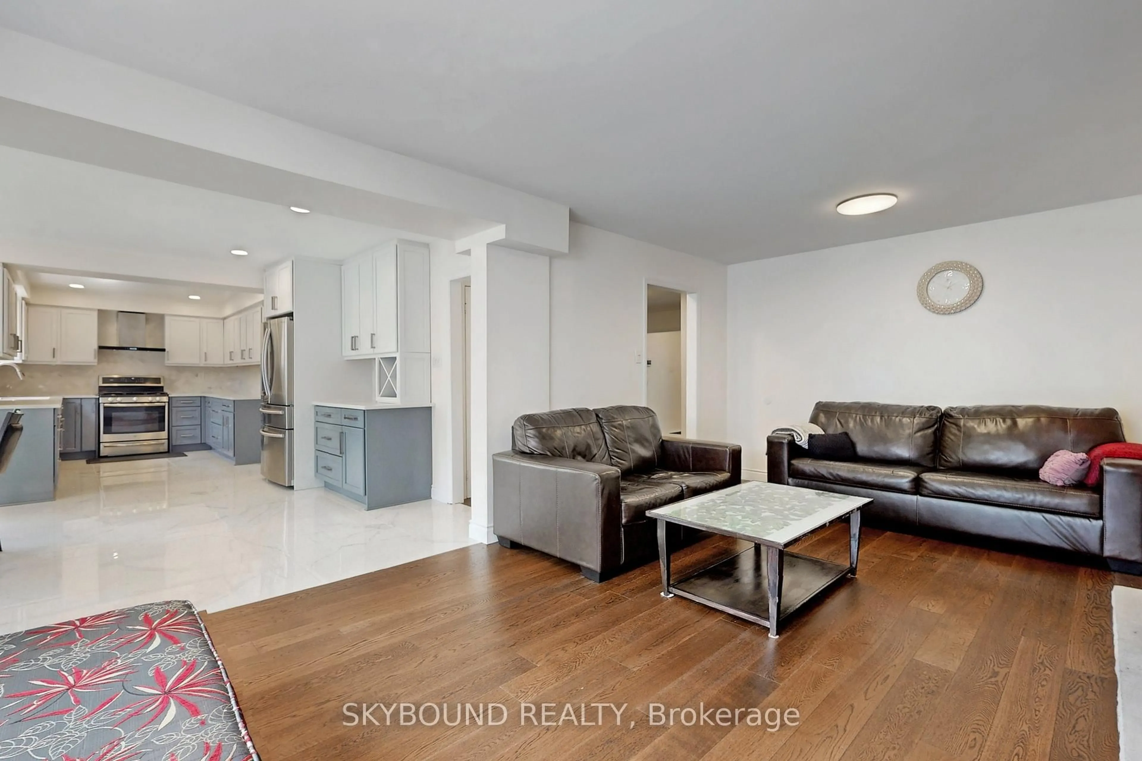 Living room with furniture, unknown for 2088 Madden Blvd, Oakville Ontario L6H 3L6