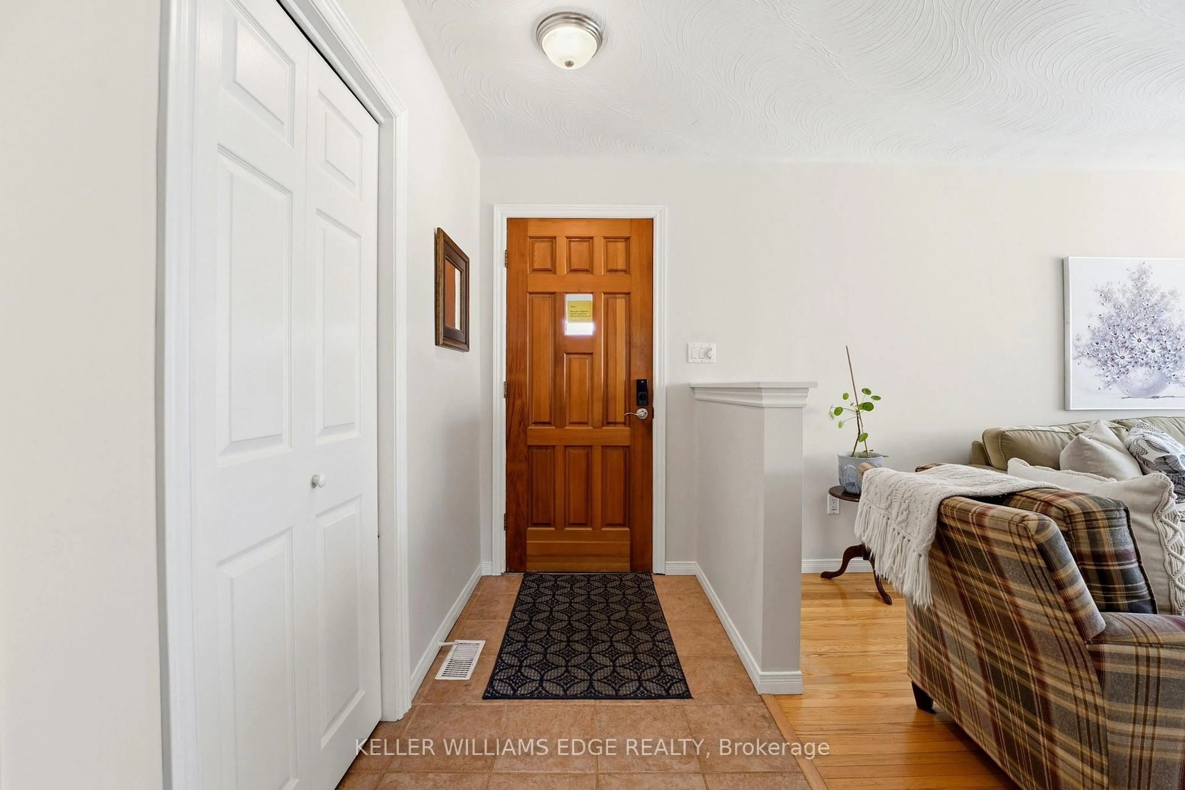 Indoor entryway for 2426 Tait Ave, Burlington Ontario L7P 1H1