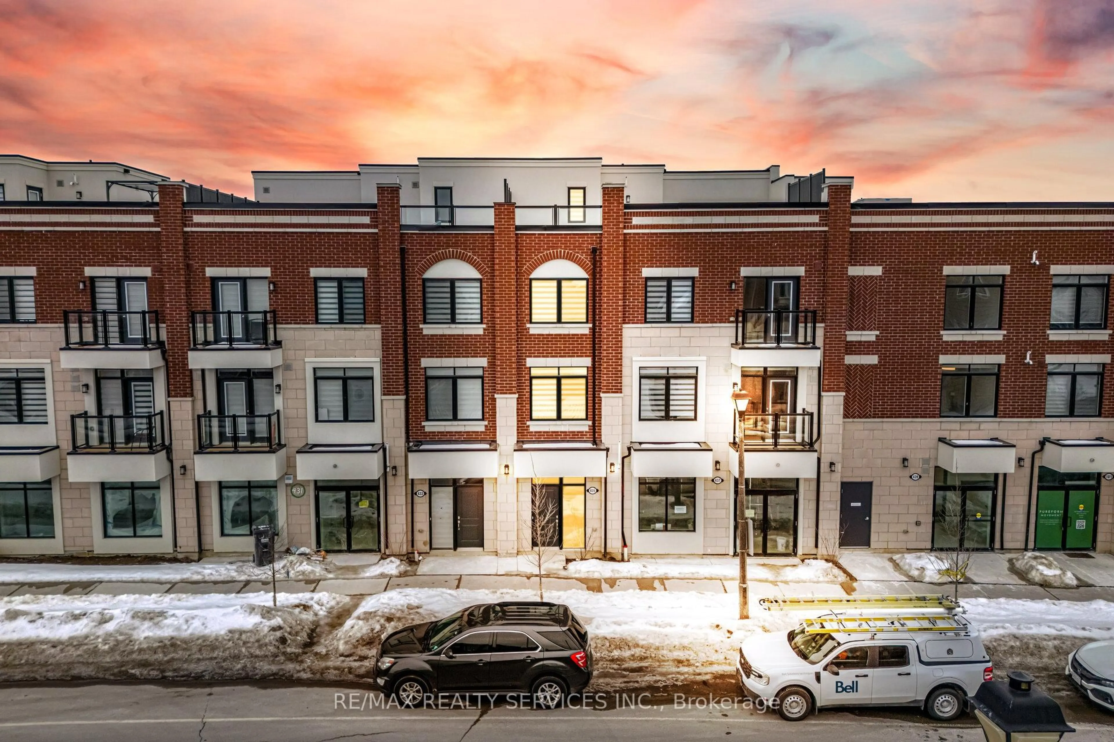 A pic from outside/outdoor area/front of a property/back of a property/a pic from drone, building for 435 Dougall Ave, Caledon Ontario L7C 4L5