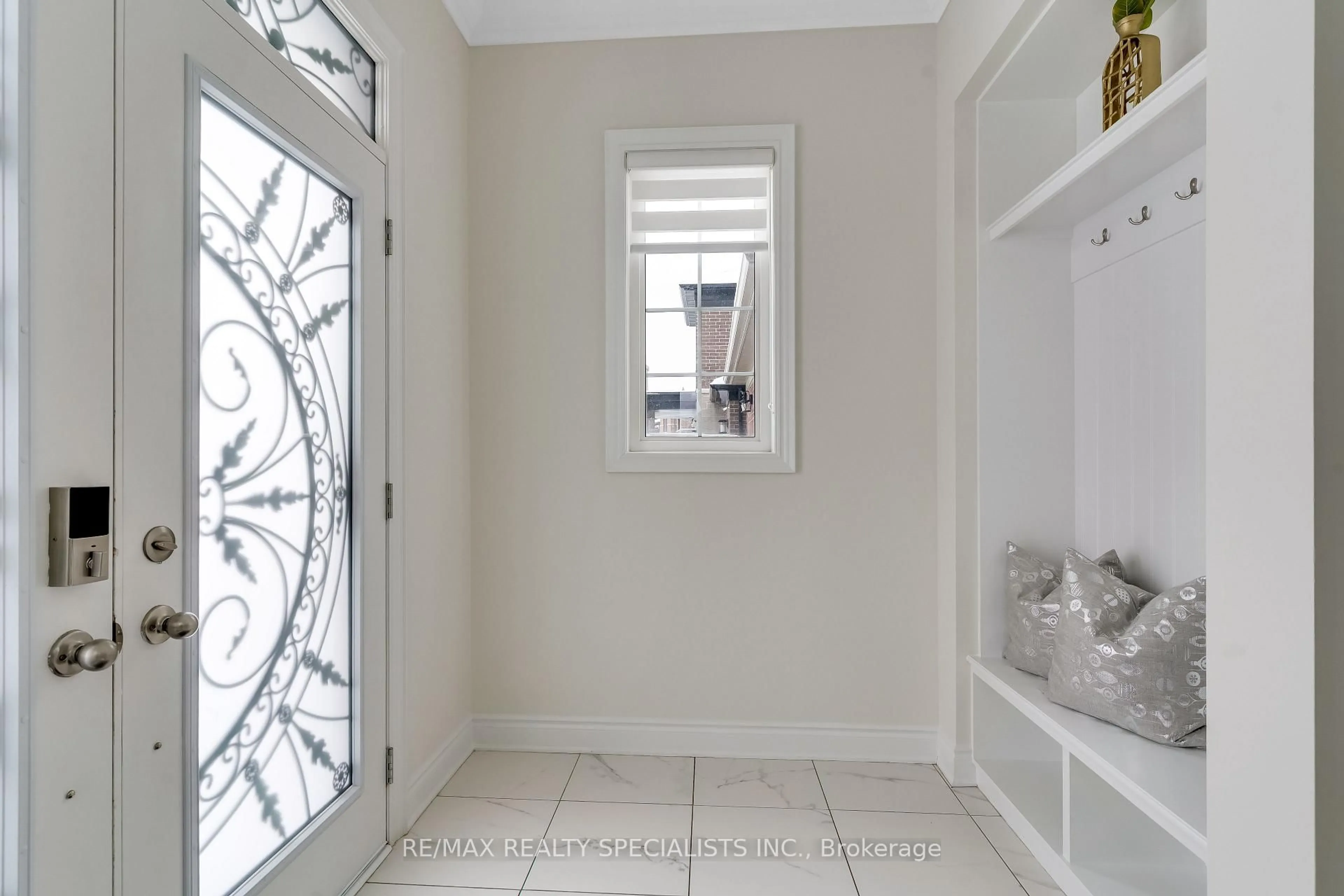 Indoor entryway for 602 Queen Mary Dr, Brampton Ontario L7A 5H4