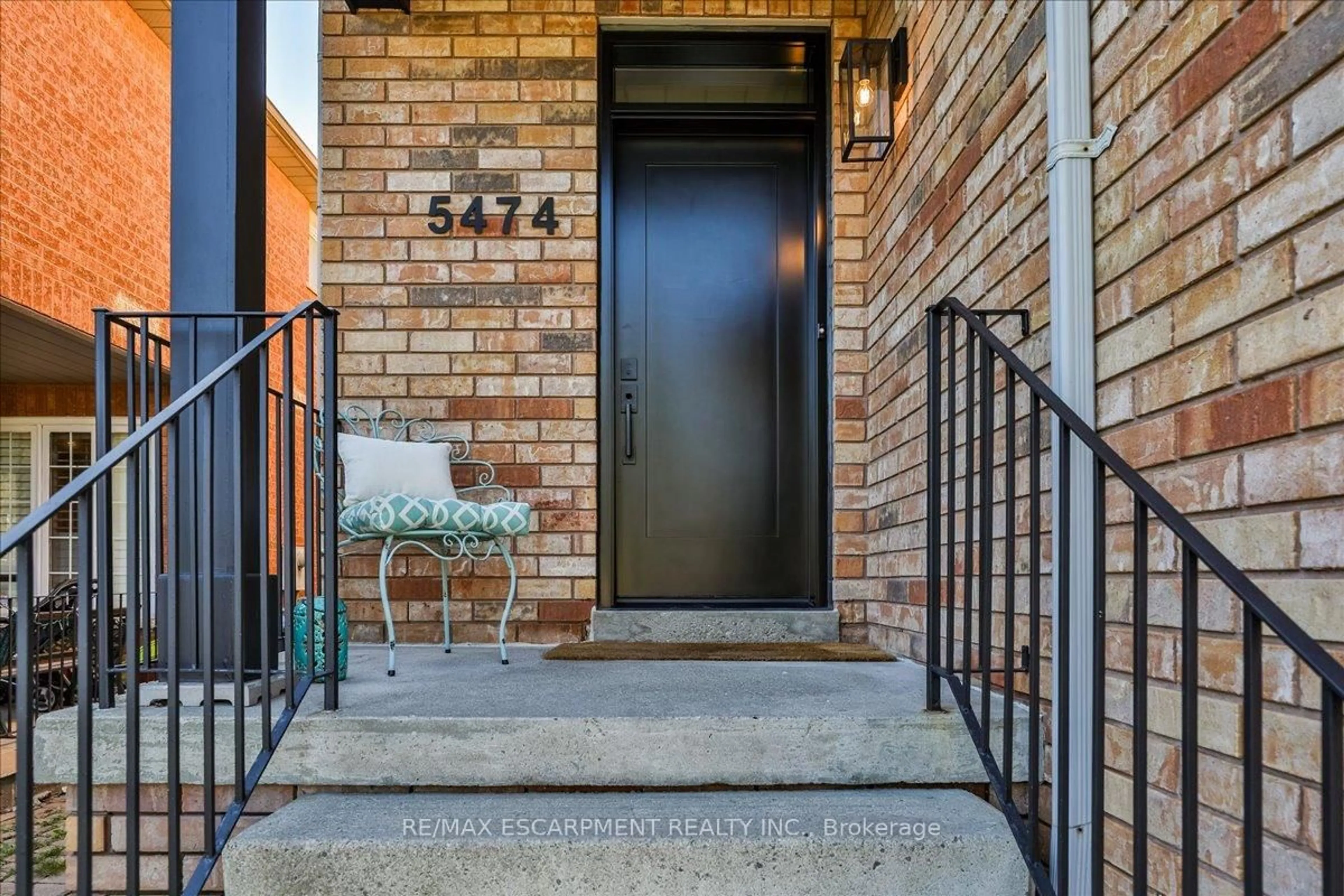 Indoor entryway for 5474 Palmerston Cres, Mississauga Ontario L5M 5Z8