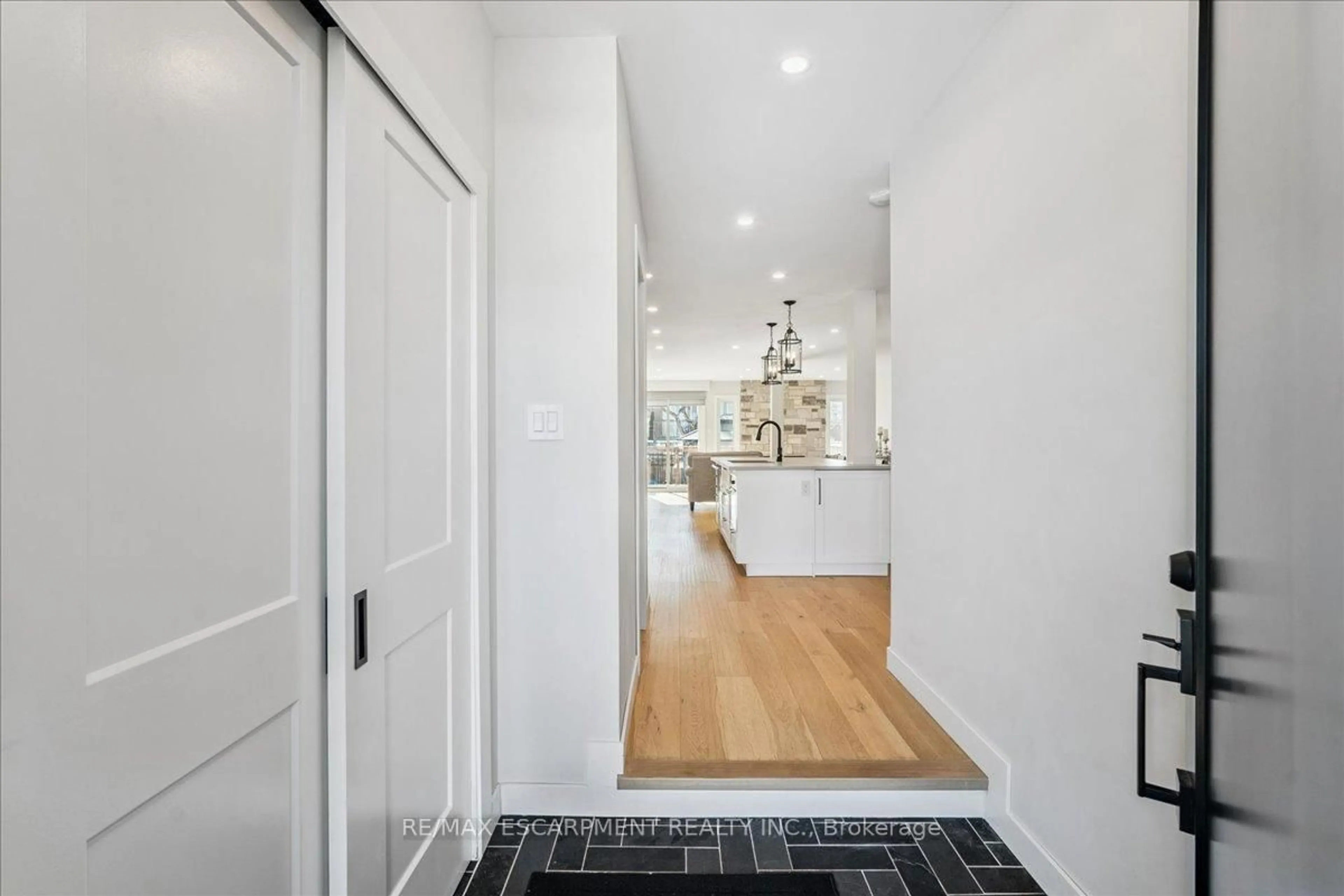 Indoor entryway for 5474 Palmerston Cres, Mississauga Ontario L5M 5Z8