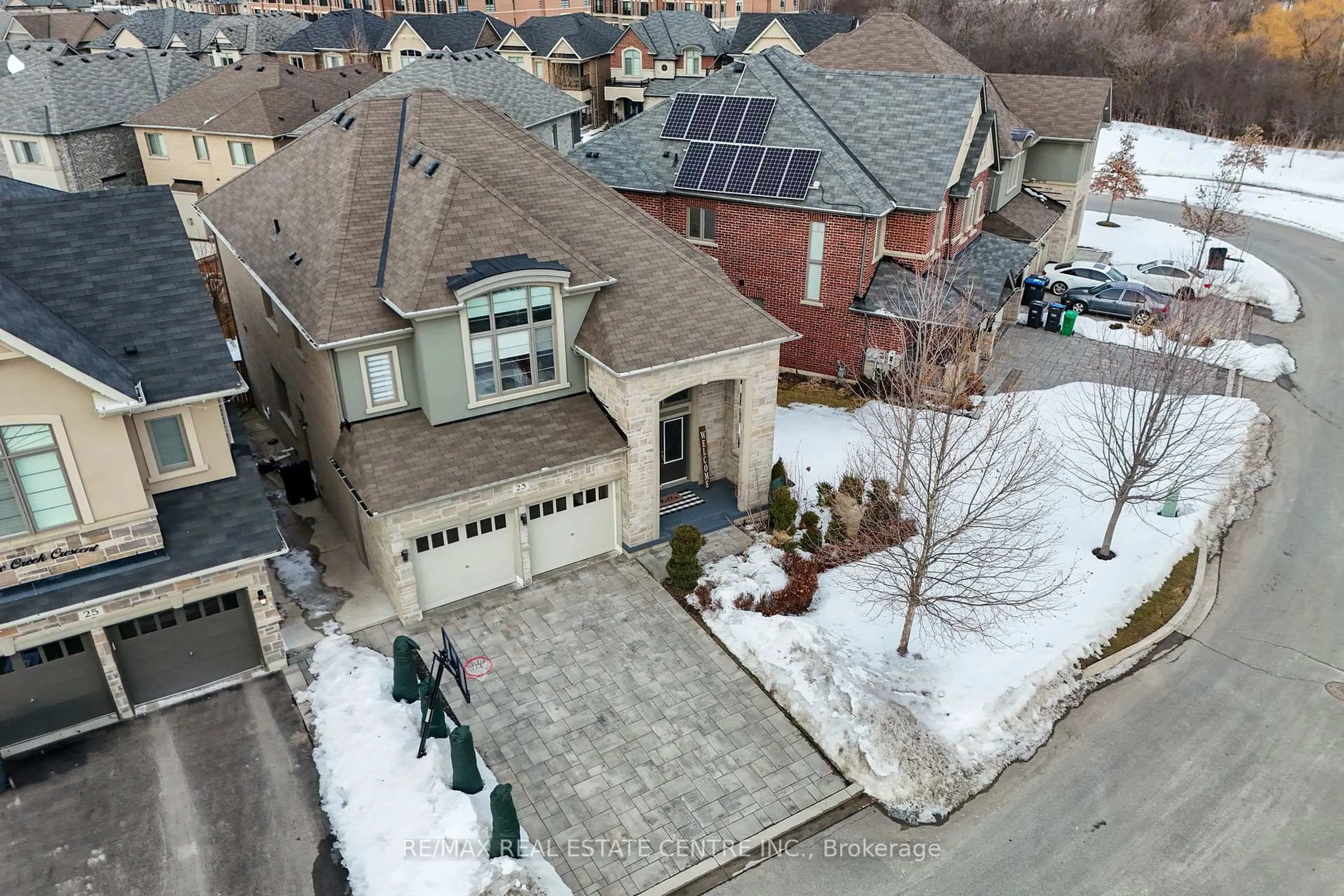 A pic from outside/outdoor area/front of a property/back of a property/a pic from drone, street for 23 Prairie Creek Cres, Brampton Ontario L6Y 6C9