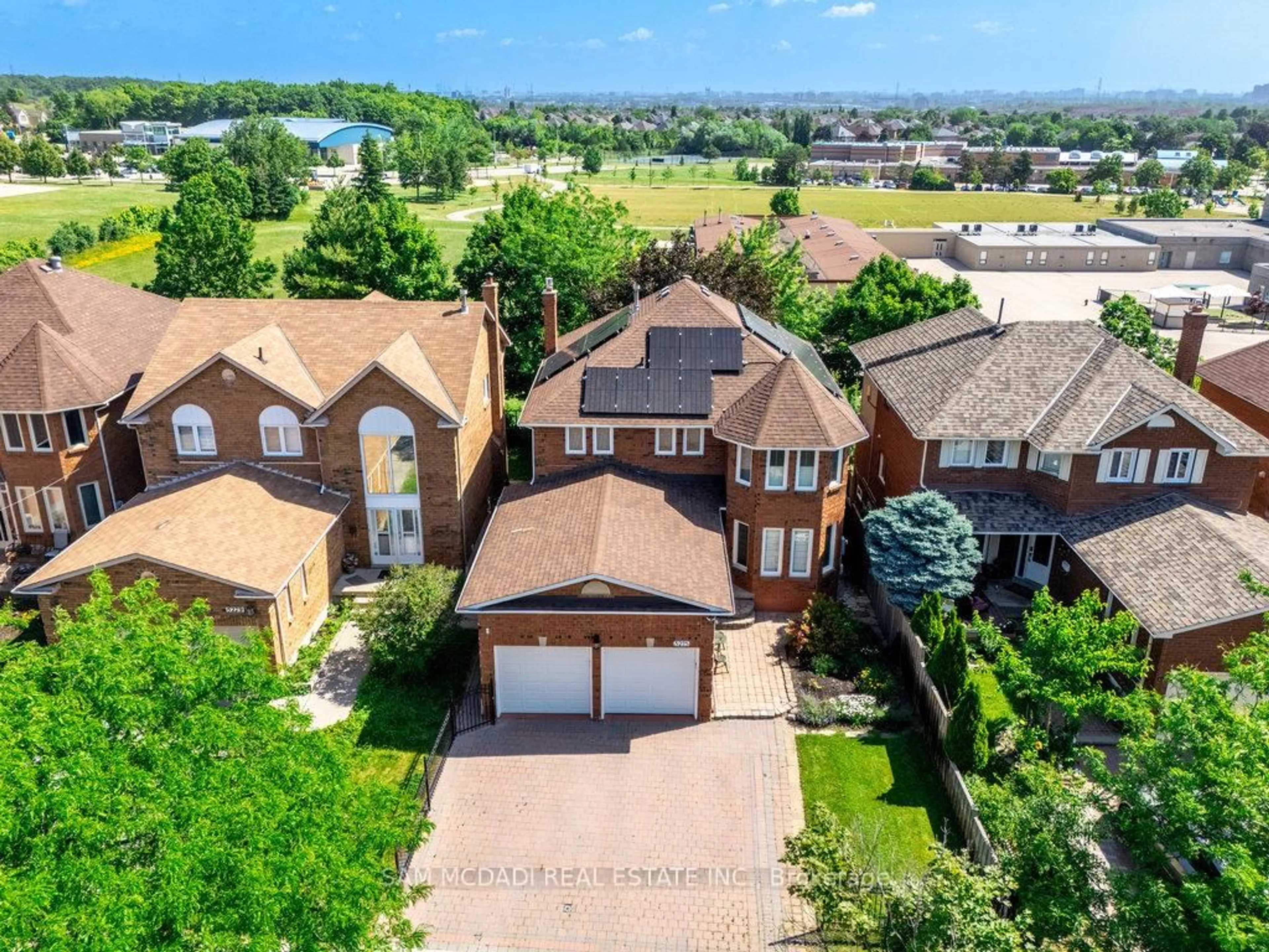 A pic from outside/outdoor area/front of a property/back of a property/a pic from drone, street for 5275 Thornwood Dr, Mississauga Ontario L4Z 3J3