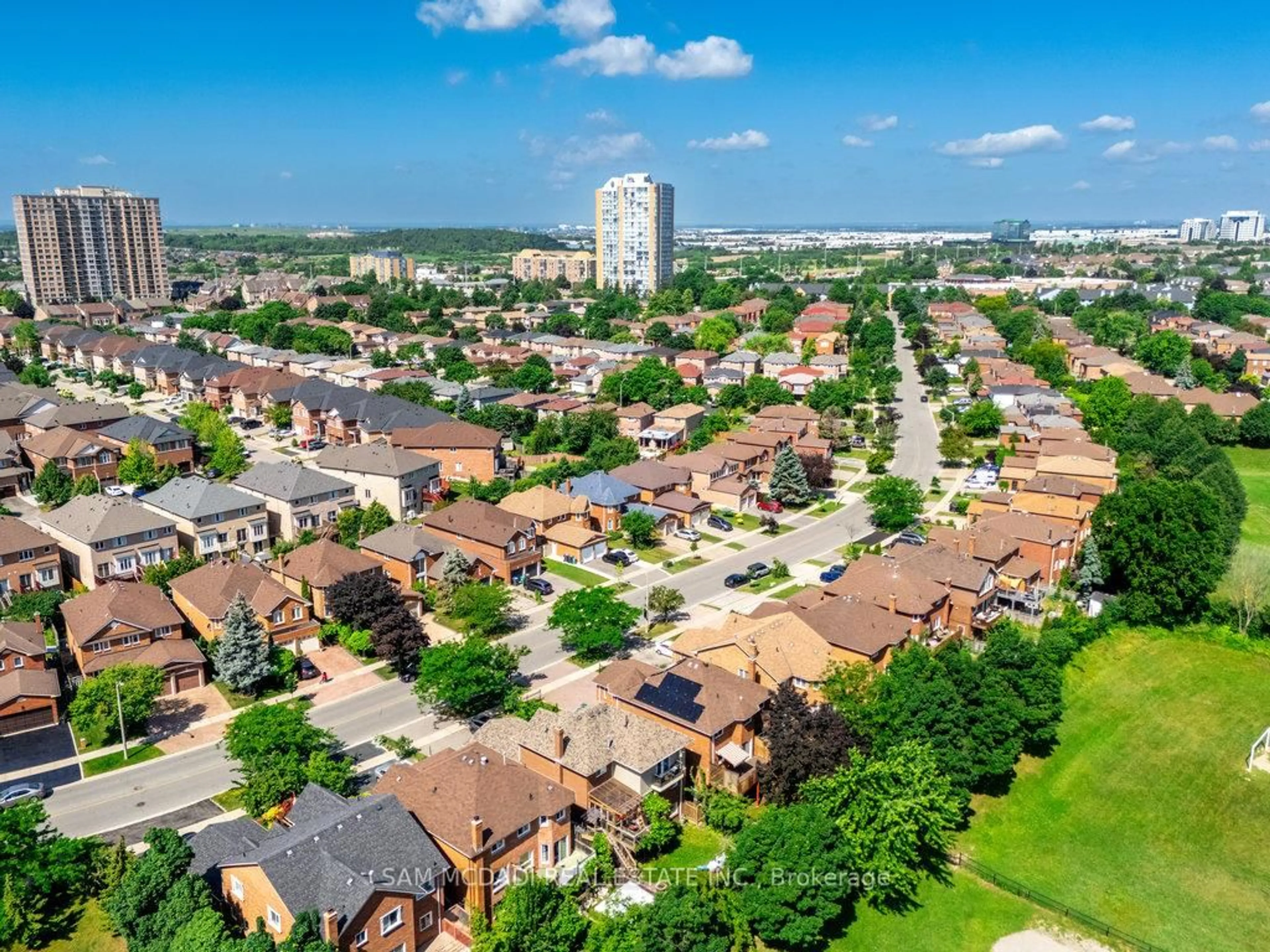 A pic from outside/outdoor area/front of a property/back of a property/a pic from drone, street for 5275 Thornwood Dr, Mississauga Ontario L4Z 3J3