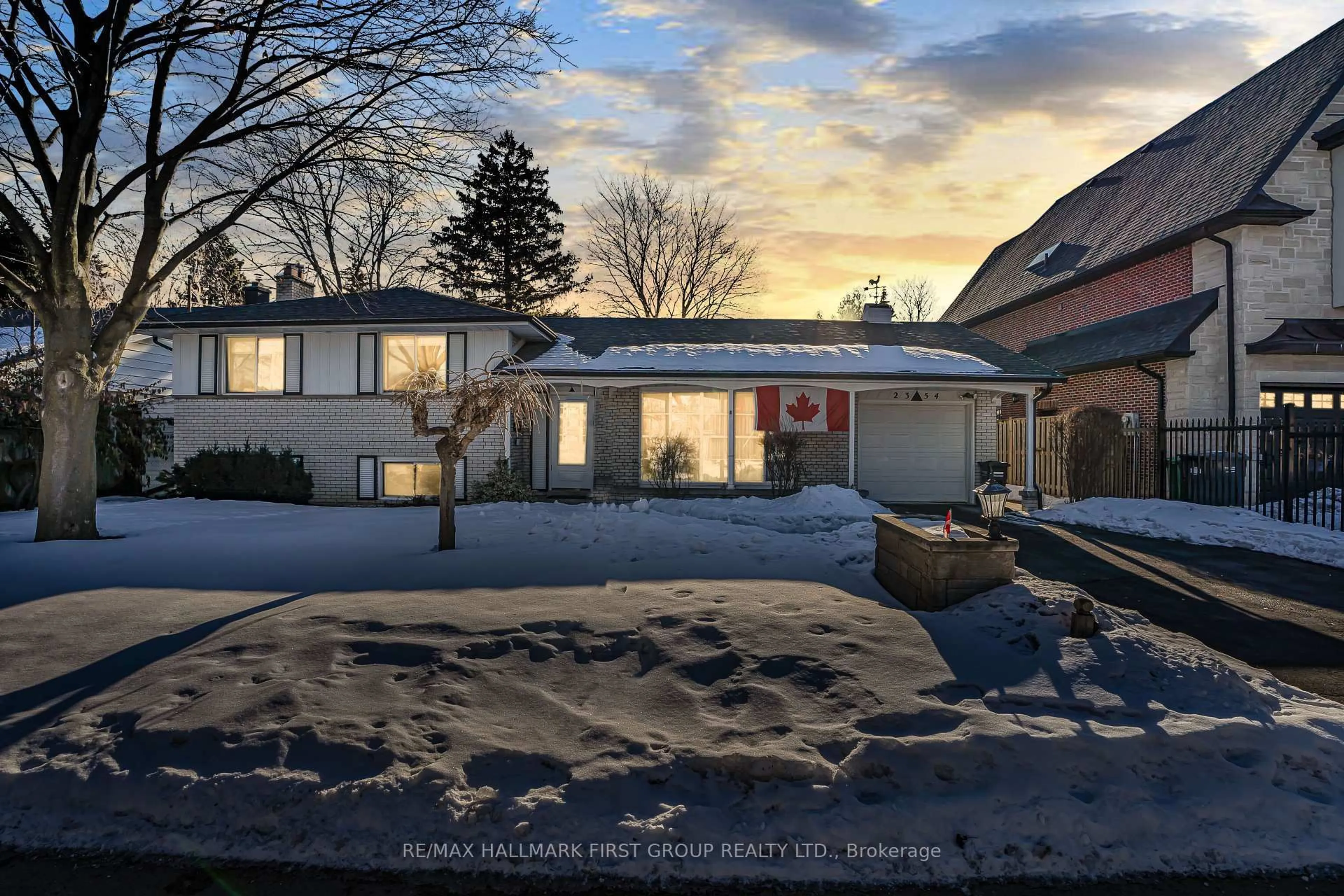 A pic from outside/outdoor area/front of a property/back of a property/a pic from drone, street for 2354 Cliff Rd, Mississauga Ontario L5A 2N9