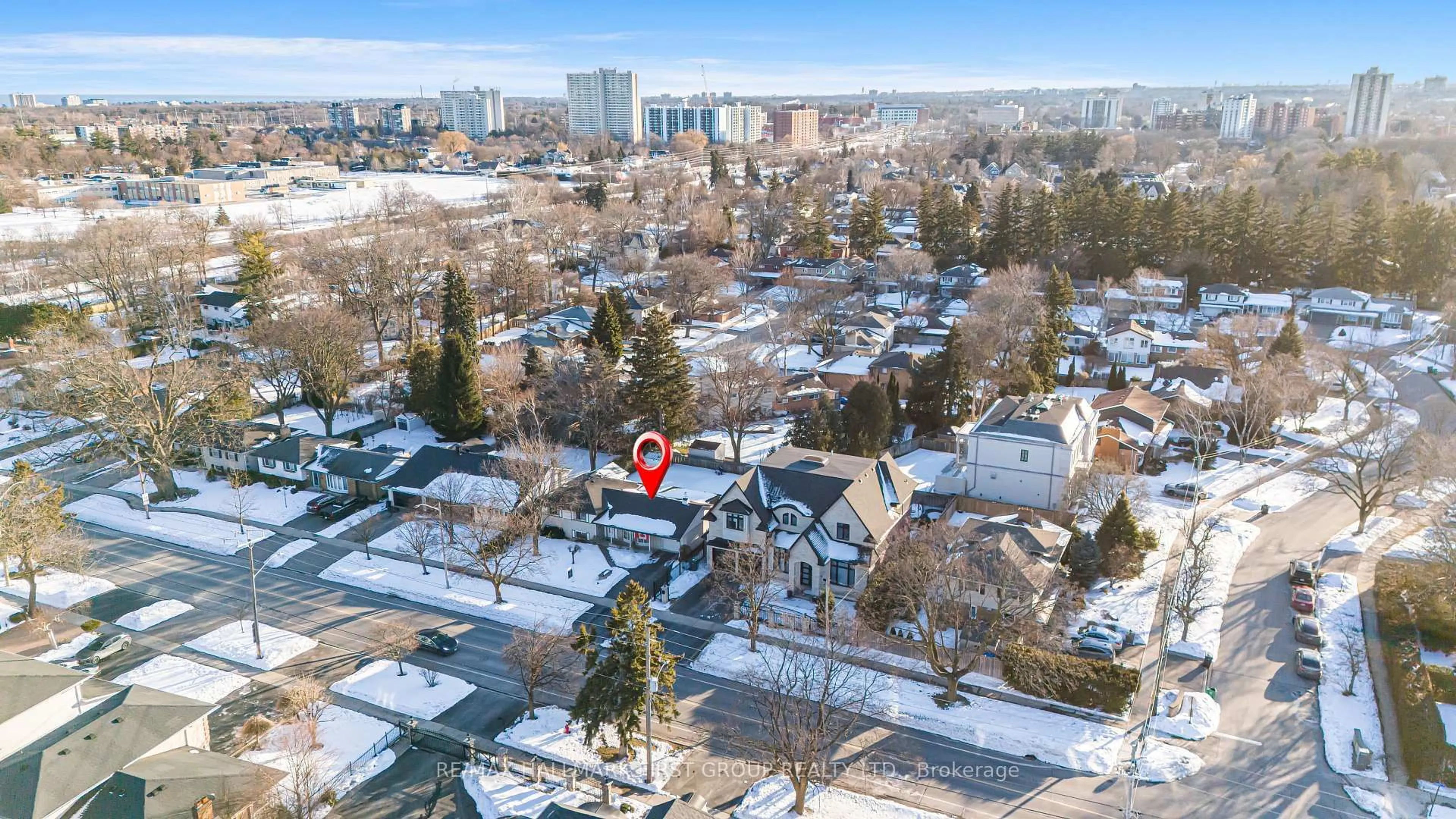 A pic from outside/outdoor area/front of a property/back of a property/a pic from drone, city buildings view from balcony for 2354 Cliff Rd, Mississauga Ontario L5A 2N9