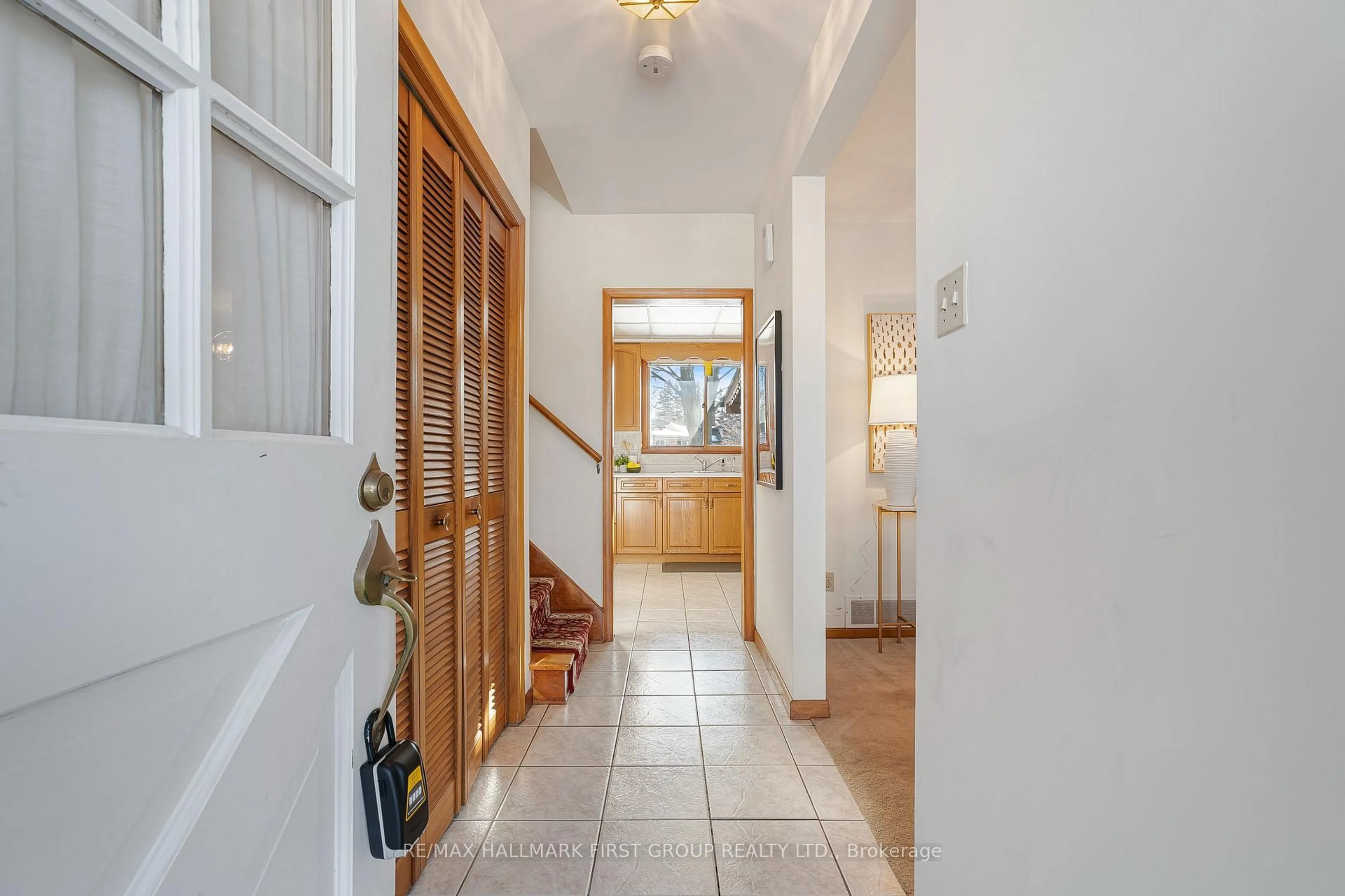 Indoor foyer for 2354 Cliff Rd, Mississauga Ontario L5A 2N9