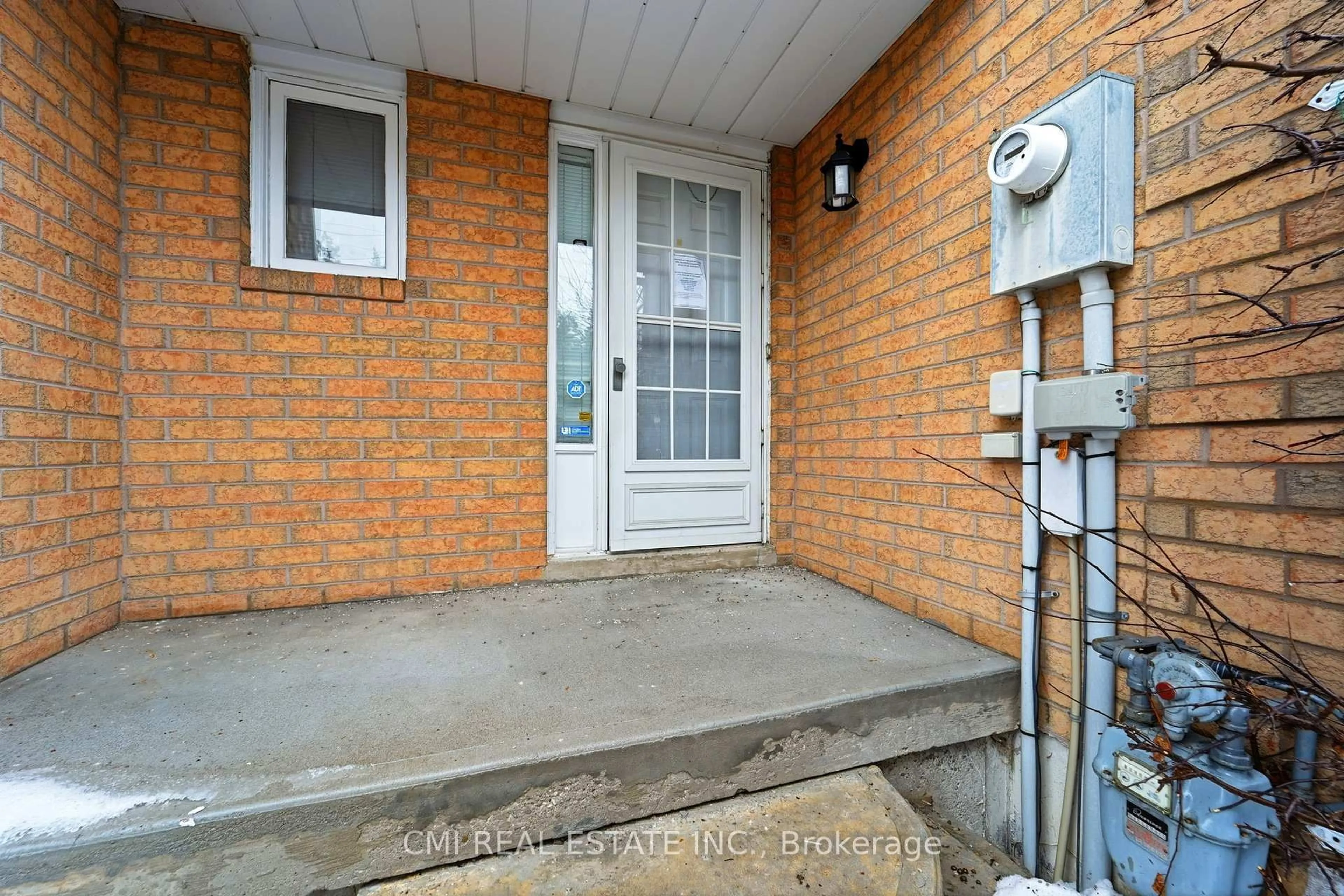 Indoor entryway for 128 Toba Cres, Brampton Ontario L6Z 4R9