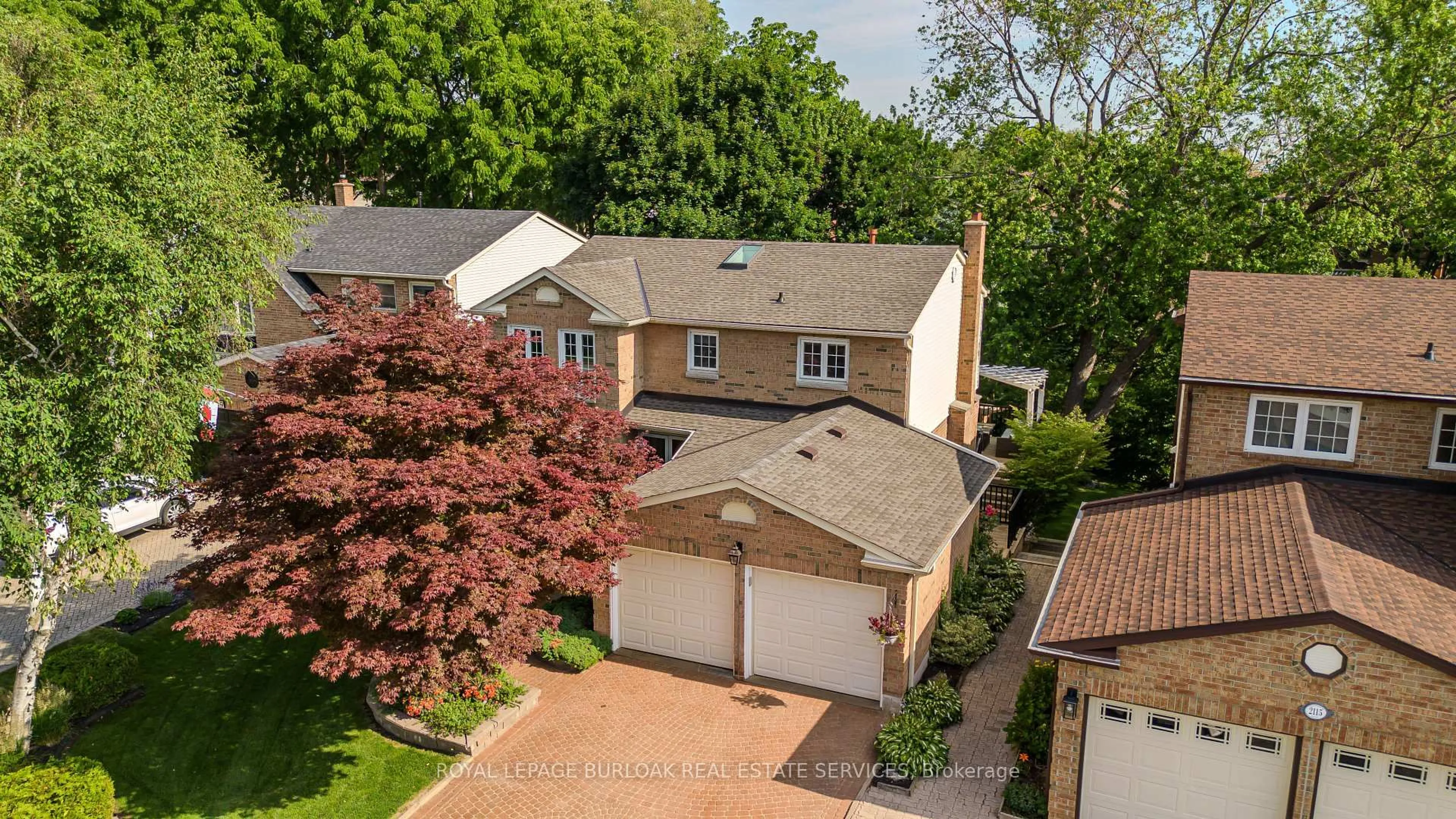 A pic from outside/outdoor area/front of a property/back of a property/a pic from drone, street for 2117 Fallingbrook Crt, Burlington Ontario L7M 2Y6