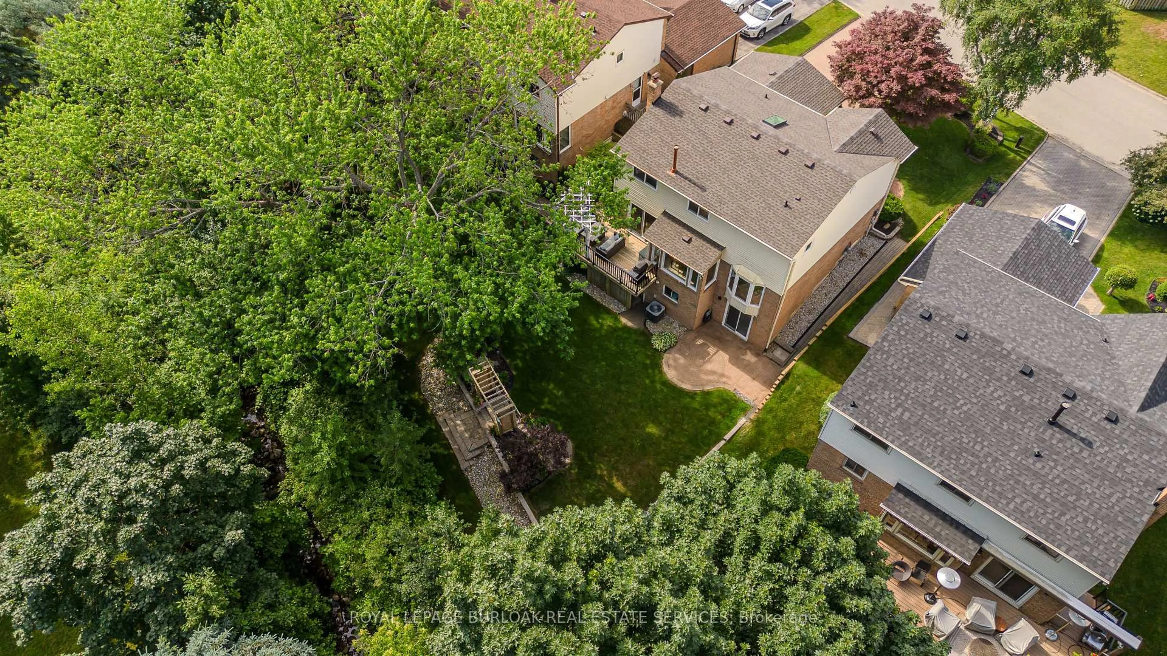 A pic from outside/outdoor area/front of a property/back of a property/a pic from drone, city buildings view from balcony for 2117 Fallingbrook Crt, Burlington Ontario L7M 2Y6