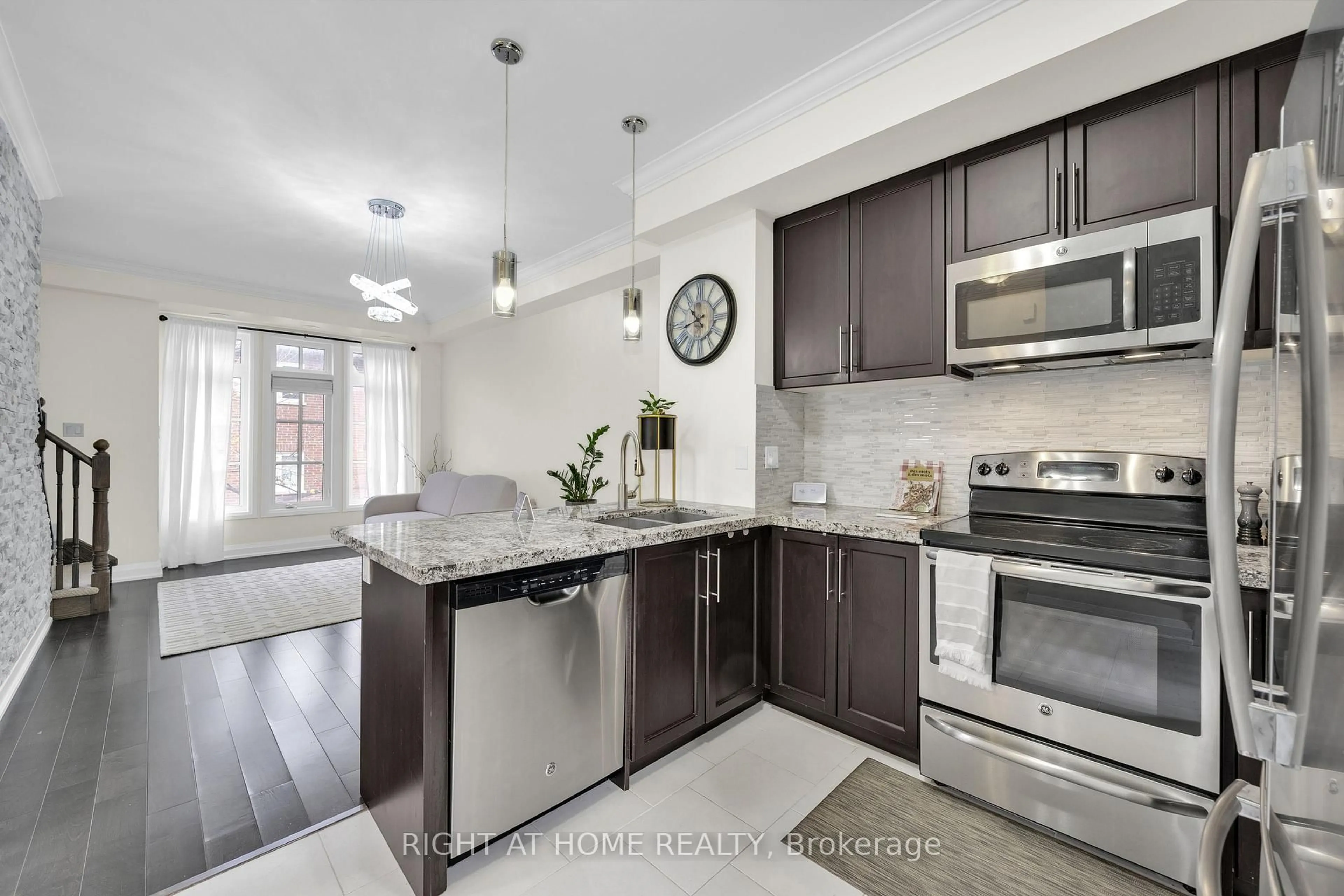 Open concept kitchen, ceramic/tile floor for 3077 Cawthra Rd #18, Mississauga Ontario L5A 2X4