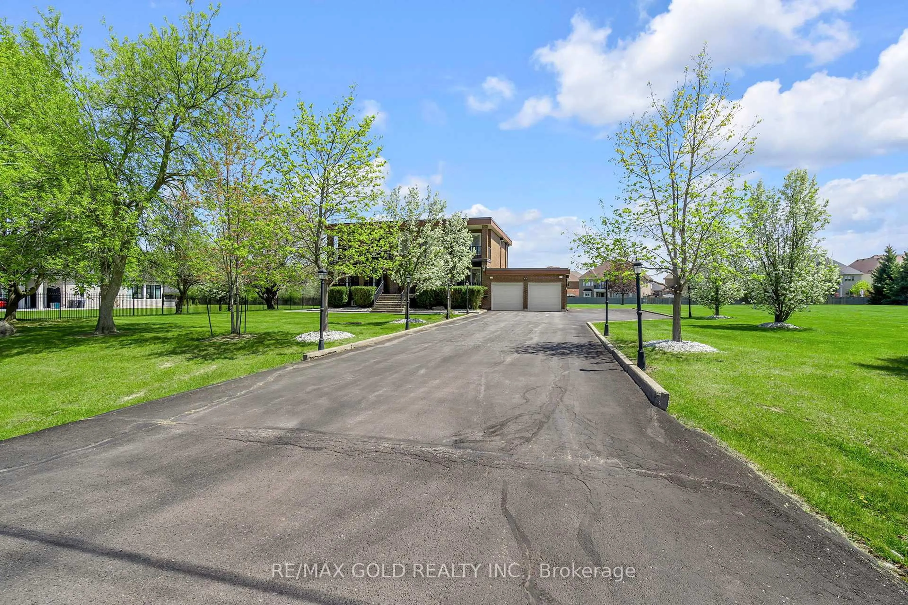 A pic from outside/outdoor area/front of a property/back of a property/a pic from drone, water/lake/river/ocean view for 22 Tortoise Crt, Brampton Ontario L6P 0A1