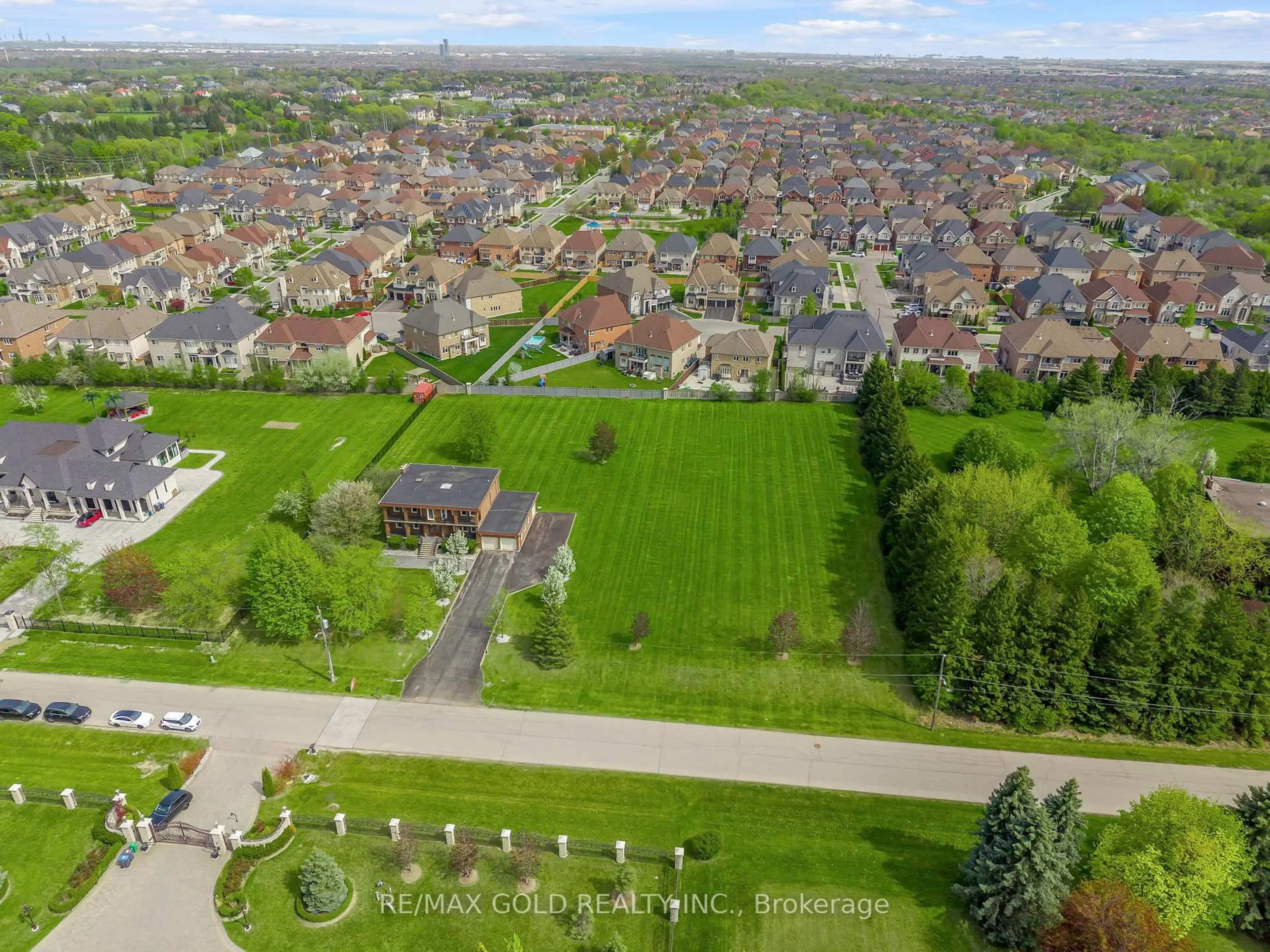 A pic from outside/outdoor area/front of a property/back of a property/a pic from drone, street for 22 Tortoise Crt, Brampton Ontario L6P 0A1