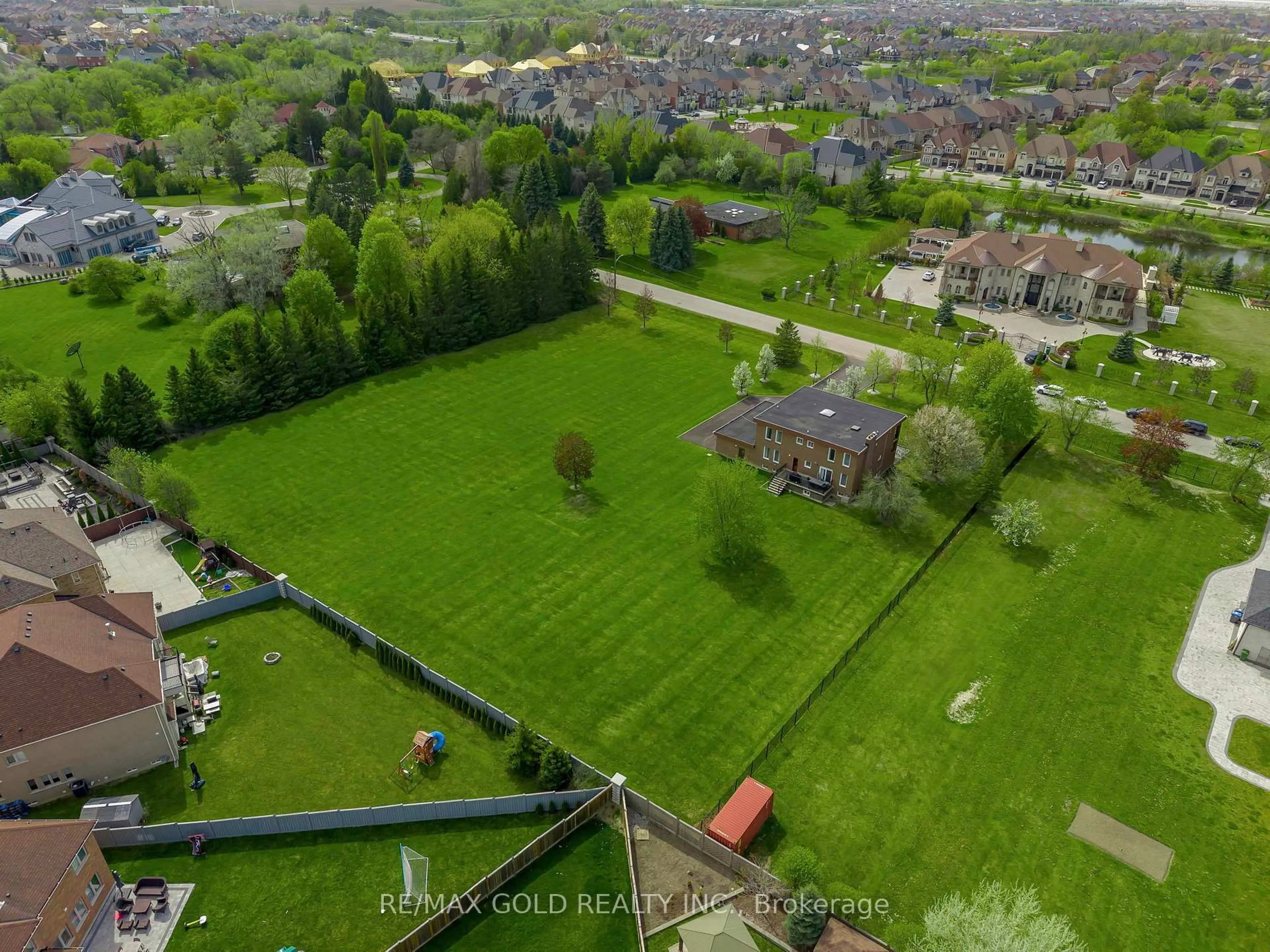 A pic from outside/outdoor area/front of a property/back of a property/a pic from drone, unknown for 22 Tortoise Crt, Brampton Ontario L6P 0A1