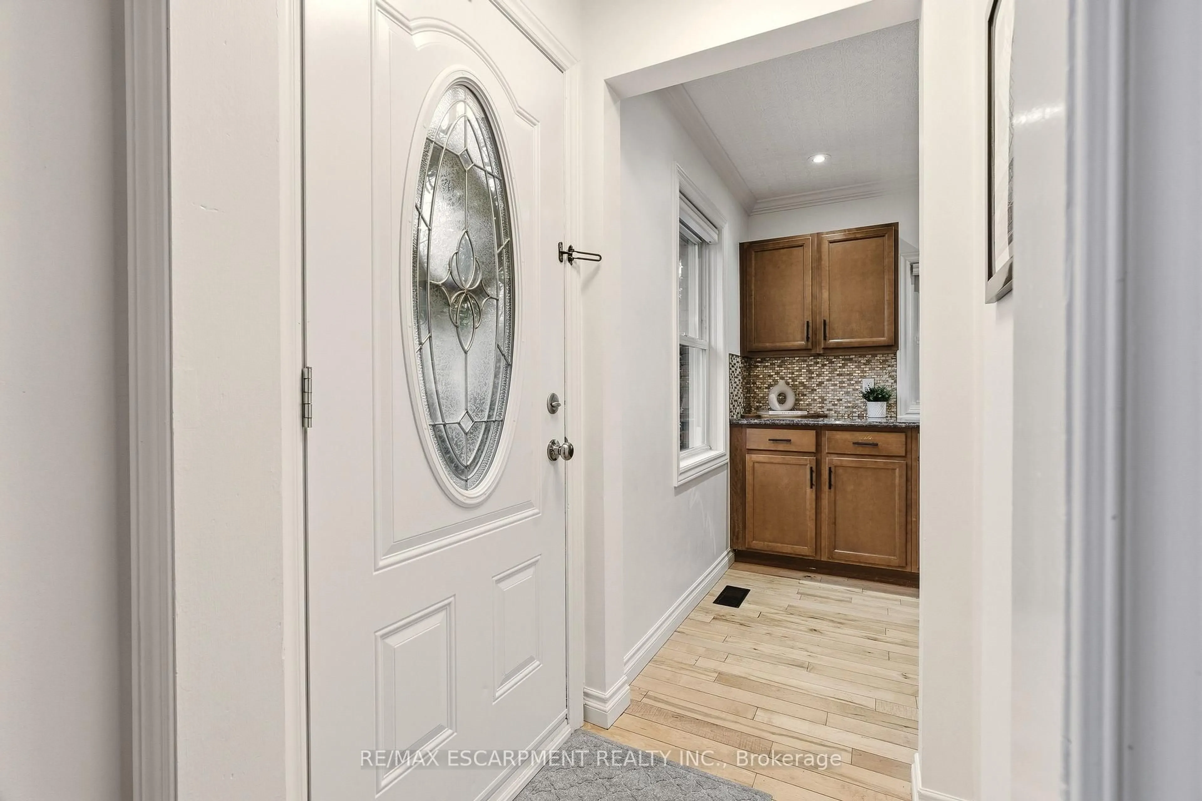 Indoor entryway for 411 Pepper Dr, Burlington Ontario L7R 3E1