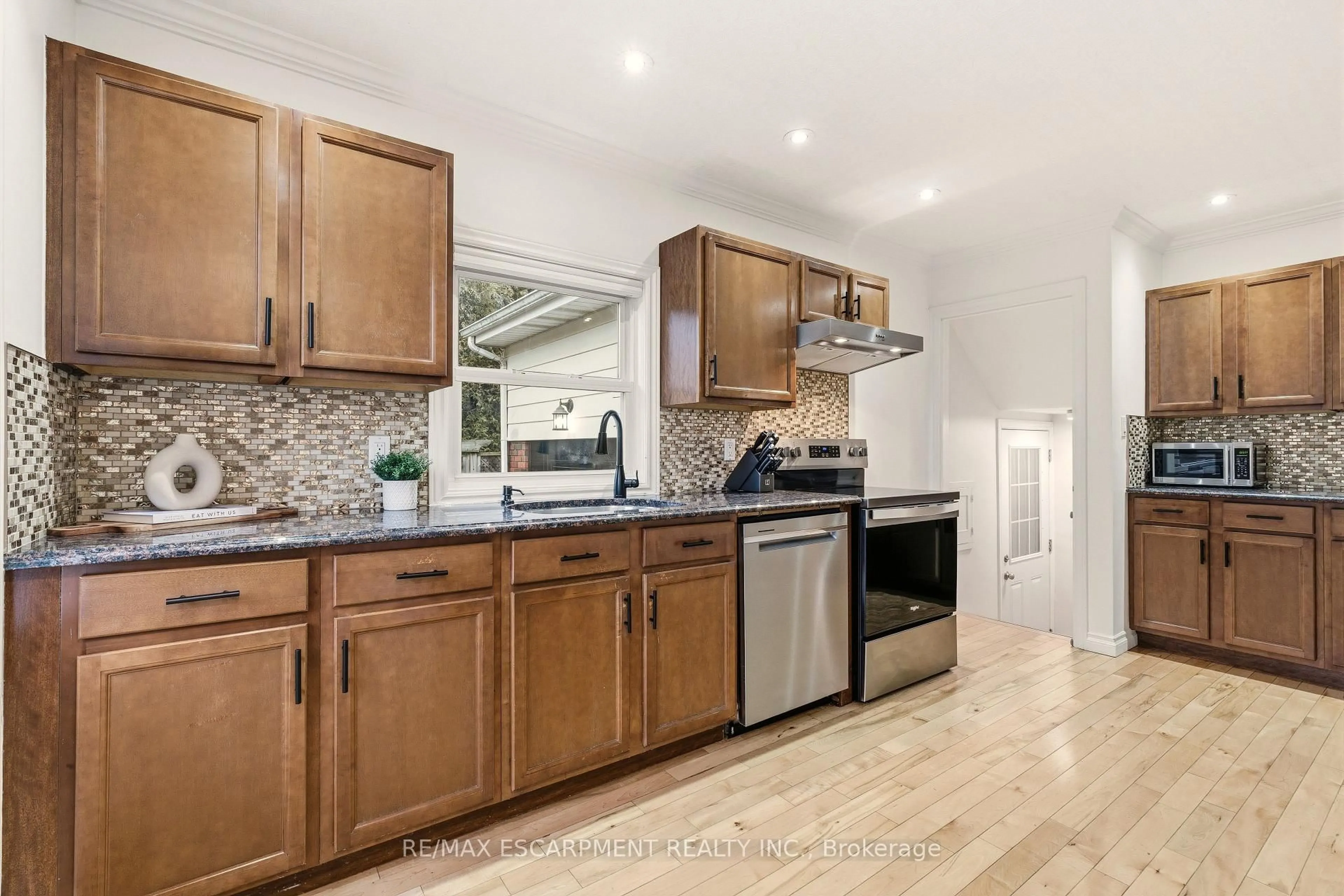 Open concept kitchen, unknown for 411 Pepper Dr, Burlington Ontario L7R 3E1