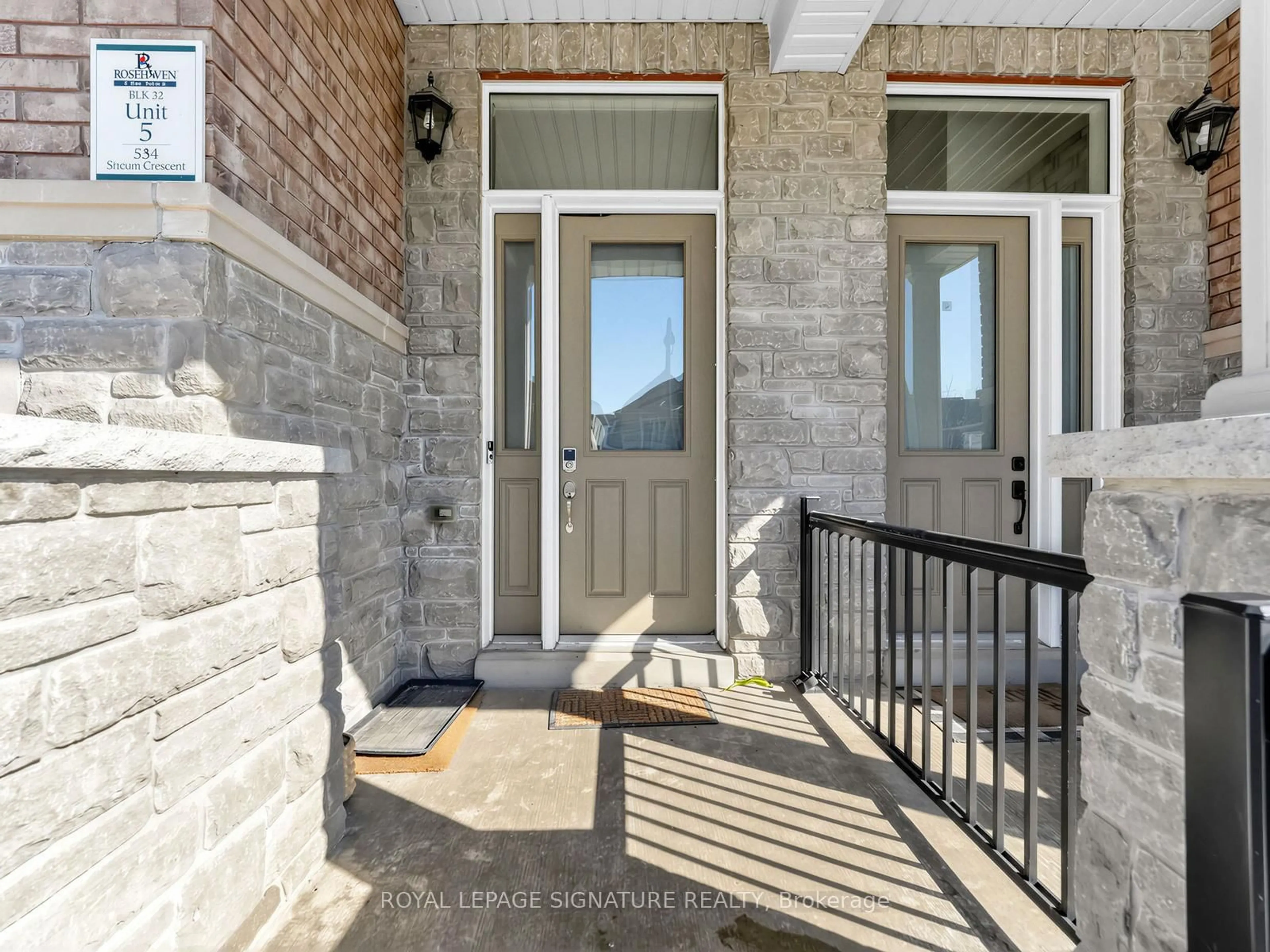 Indoor entryway for 534 Stream Cres, Oakville Ontario L6M 1N7
