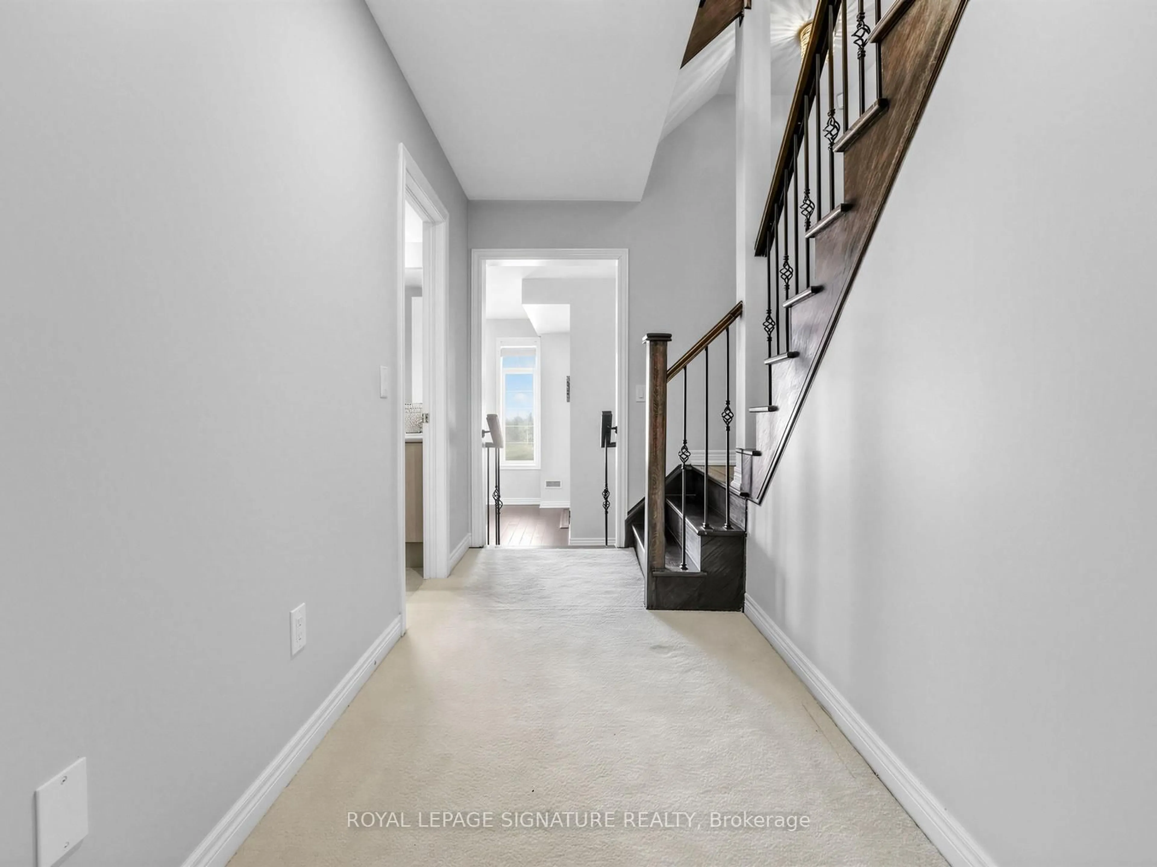 Indoor entryway for 534 Stream Cres, Oakville Ontario L6M 1N7