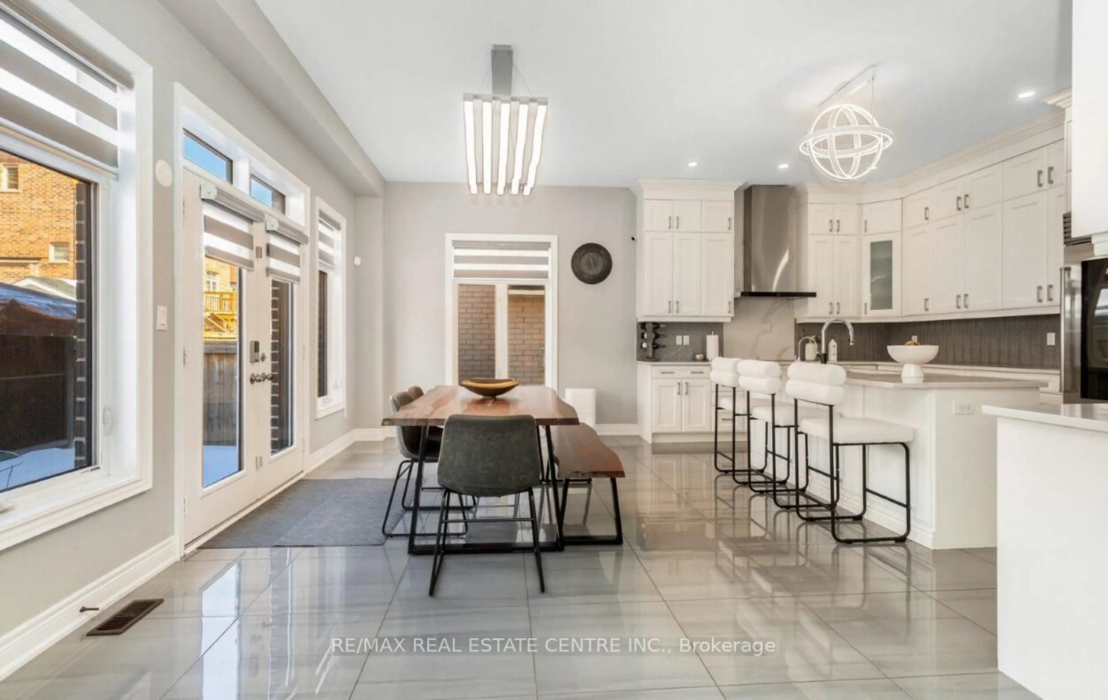 Open concept kitchen, ceramic/tile floor for 9 Rolling Acres Dr, Brampton Ontario L6X 5P3