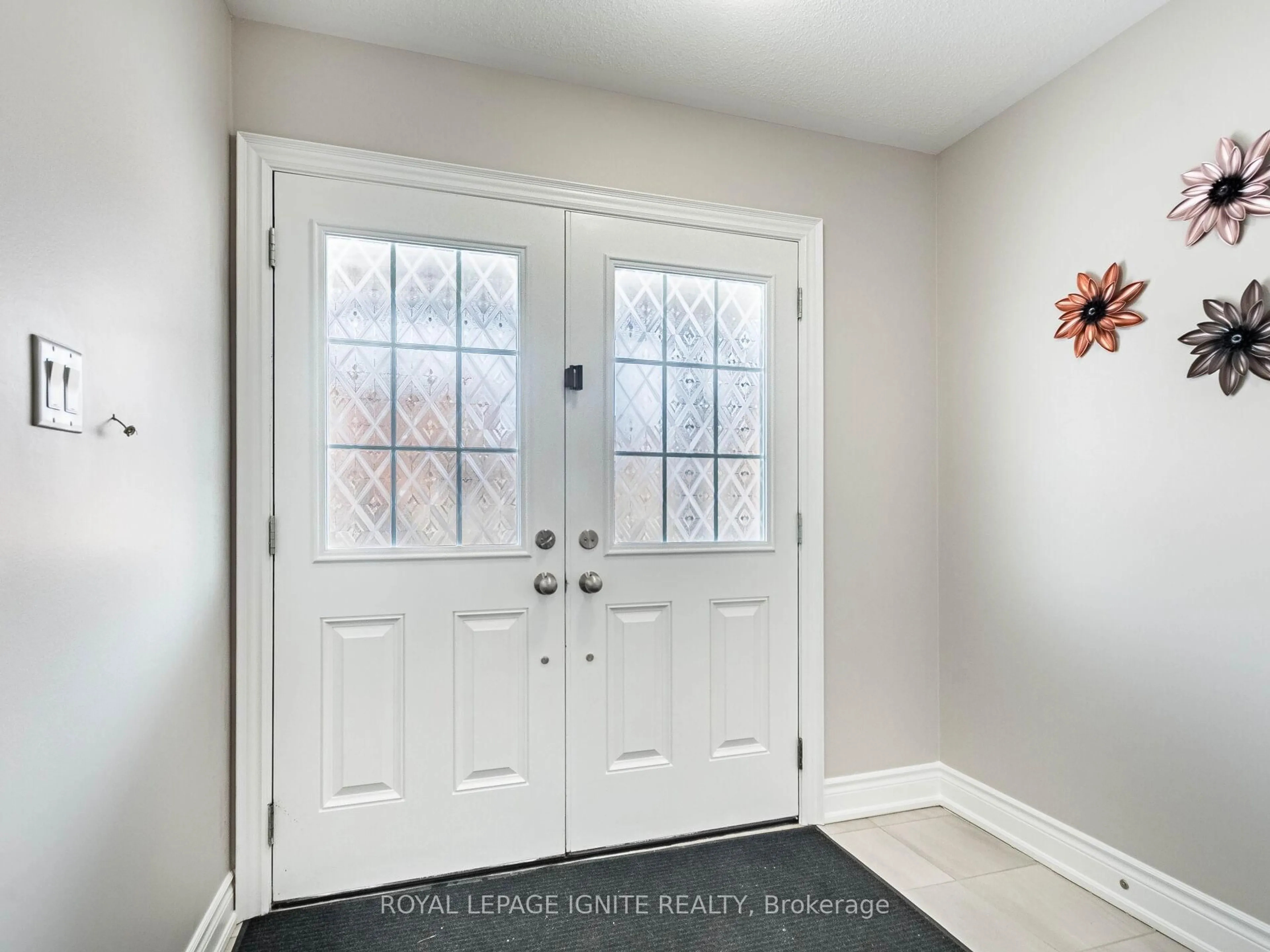 Indoor entryway for 15 Temple Manor Rd, Brampton Ontario L6Y 6C4