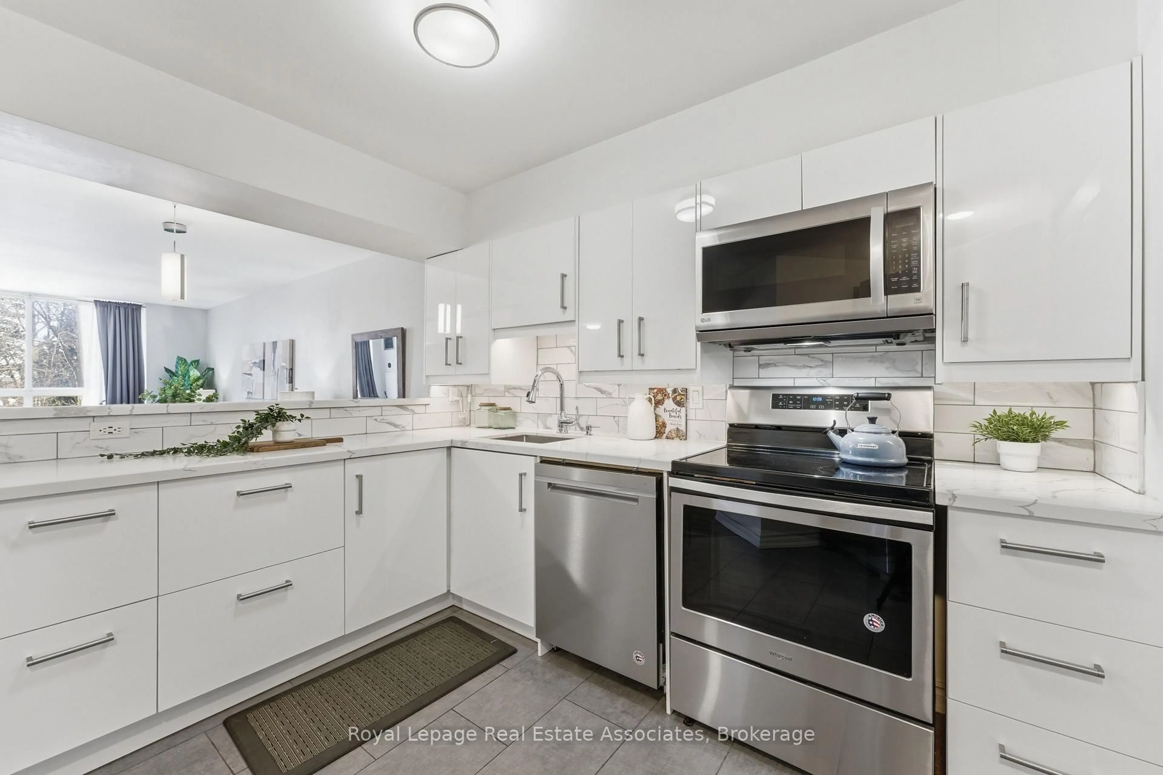 Standard kitchen, ceramic/tile floor for 1485 Lakeshore Rd #511, Mississauga Ontario L5E 3G2