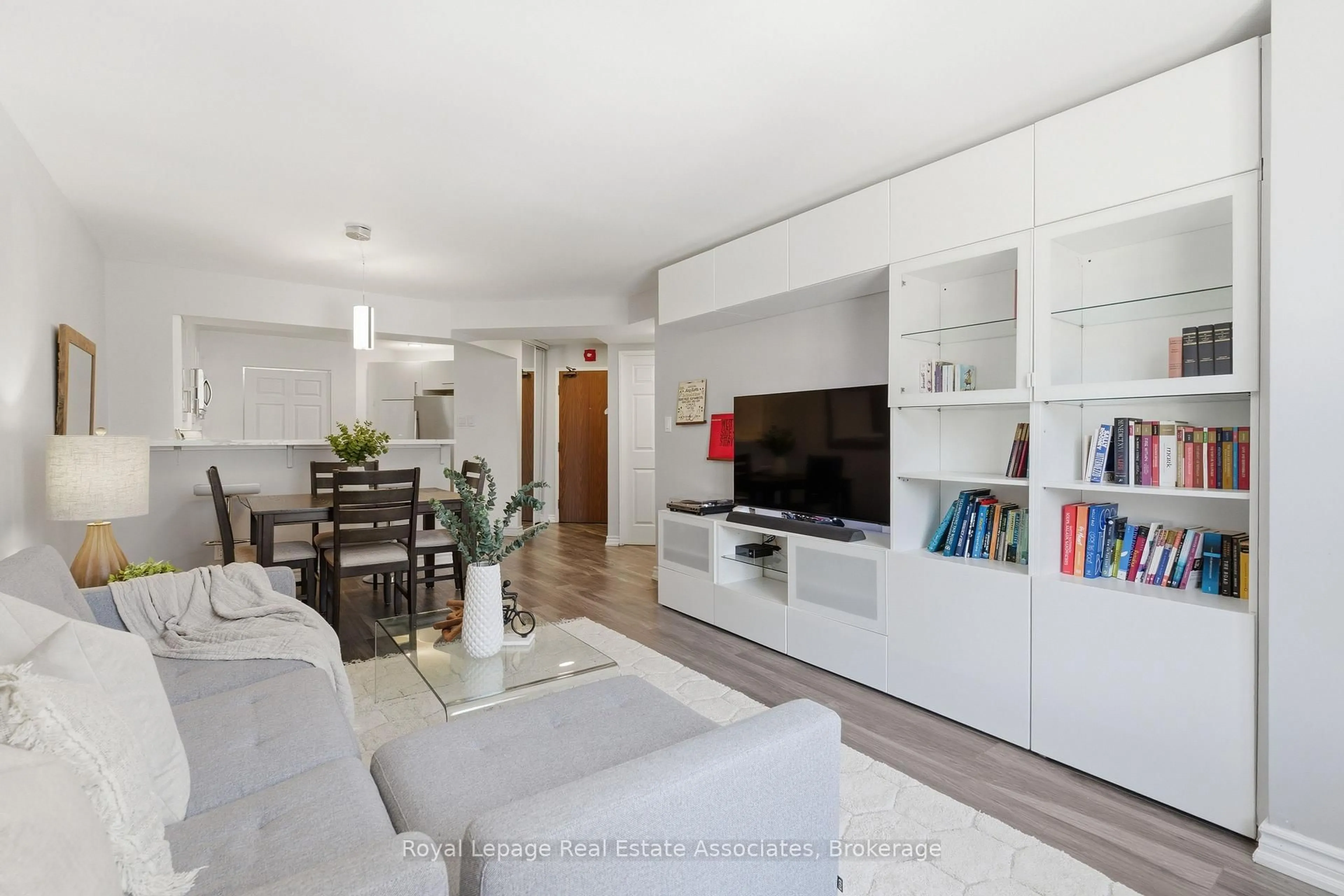 Living room with furniture, unknown for 1485 Lakeshore Rd #511, Mississauga Ontario L5E 3G2