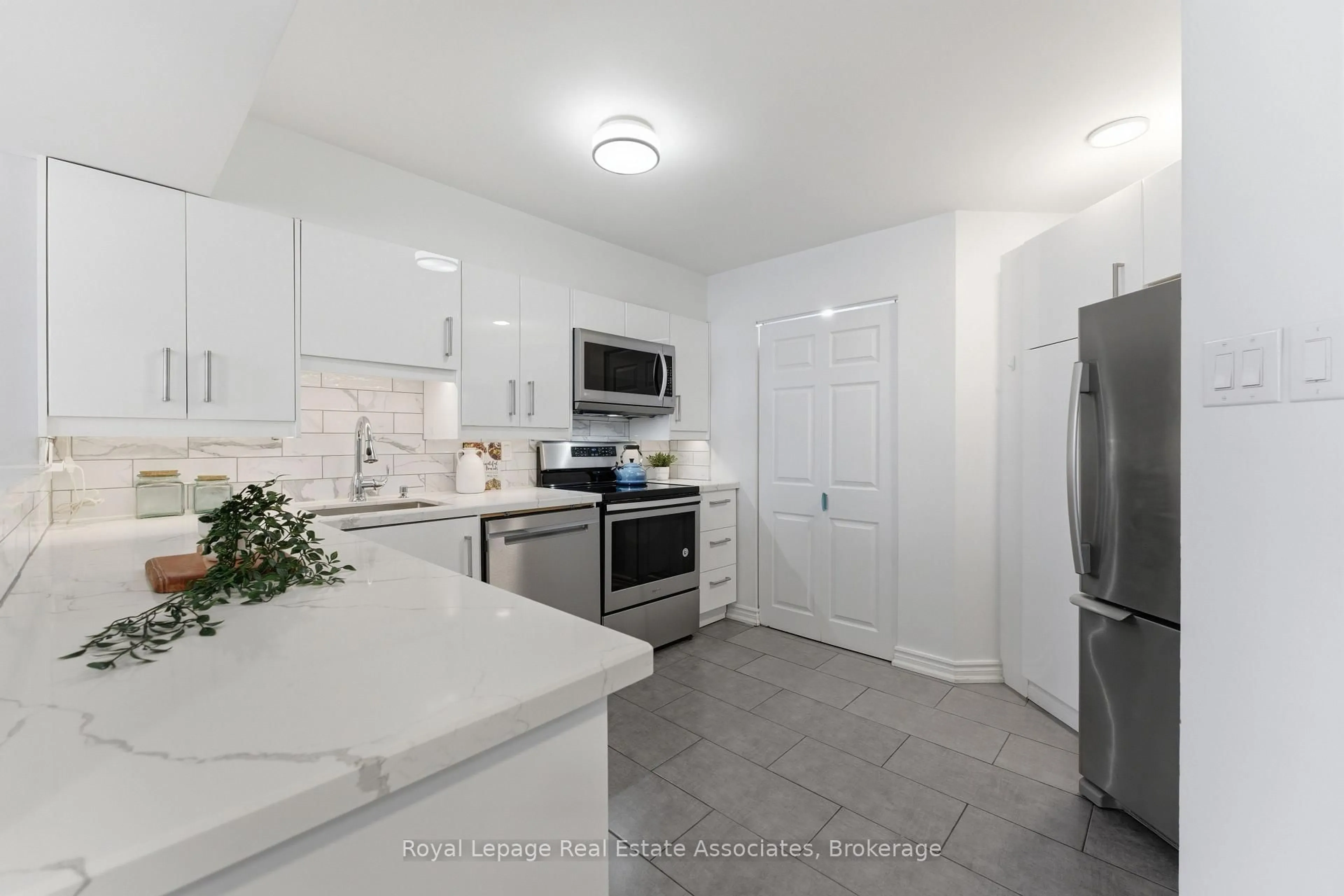 Open concept kitchen, ceramic/tile floor for 1485 Lakeshore Rd #511, Mississauga Ontario L5E 3G2