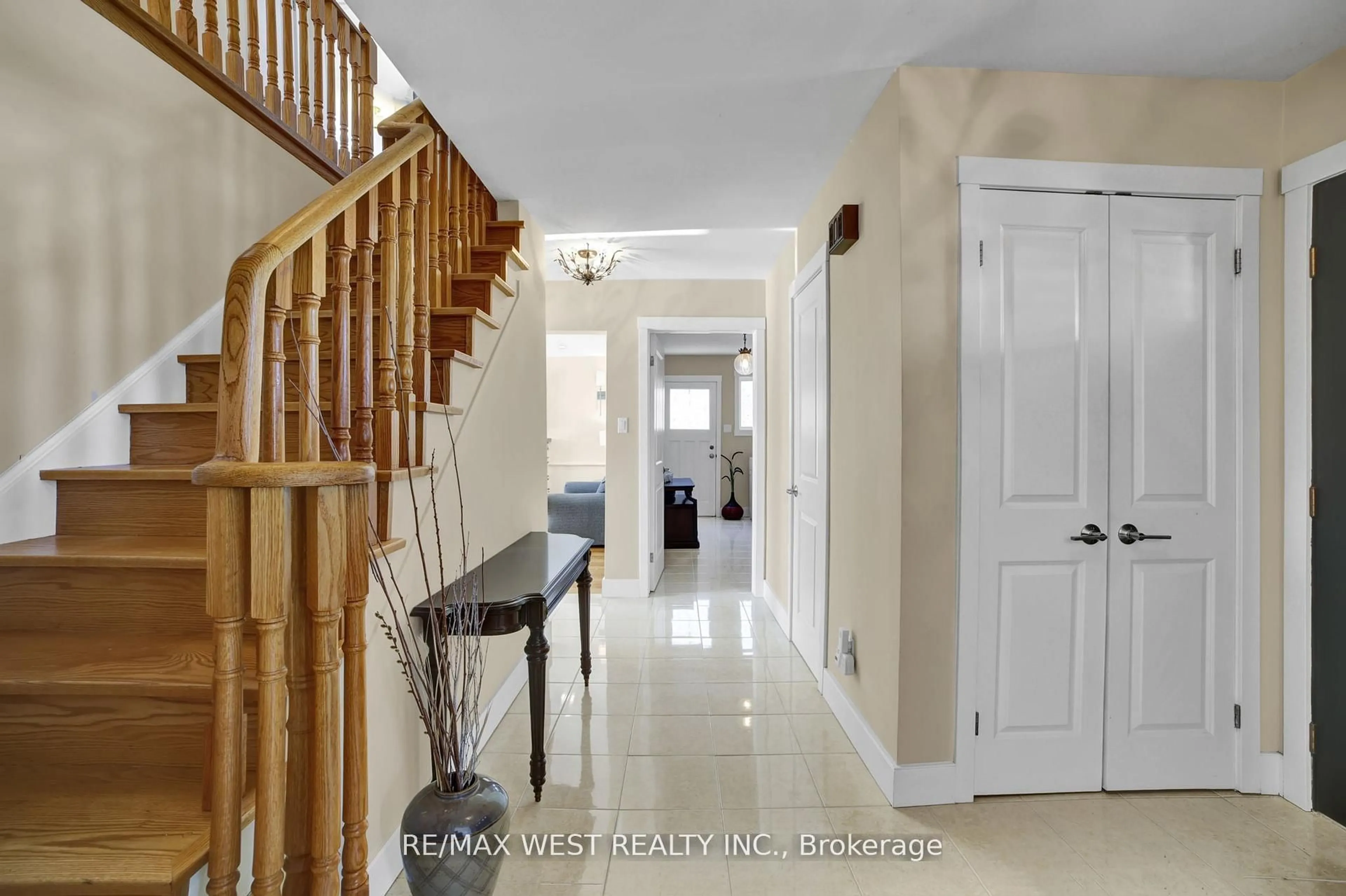 Indoor entryway for 306 Pinegrove Rd, Oakville Ontario L6K 3P9