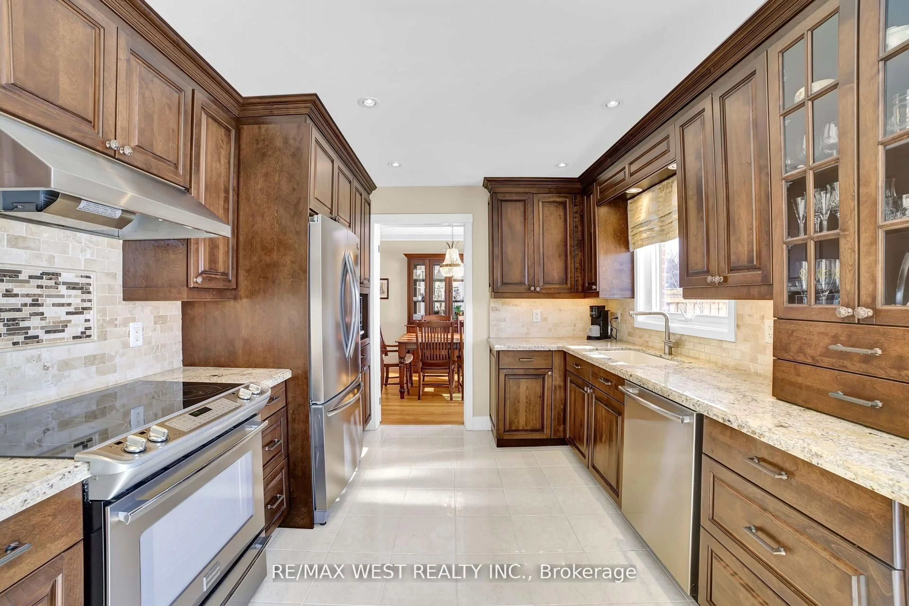 Open concept kitchen, ceramic/tile floor for 306 Pinegrove Rd, Oakville Ontario L6K 3P9