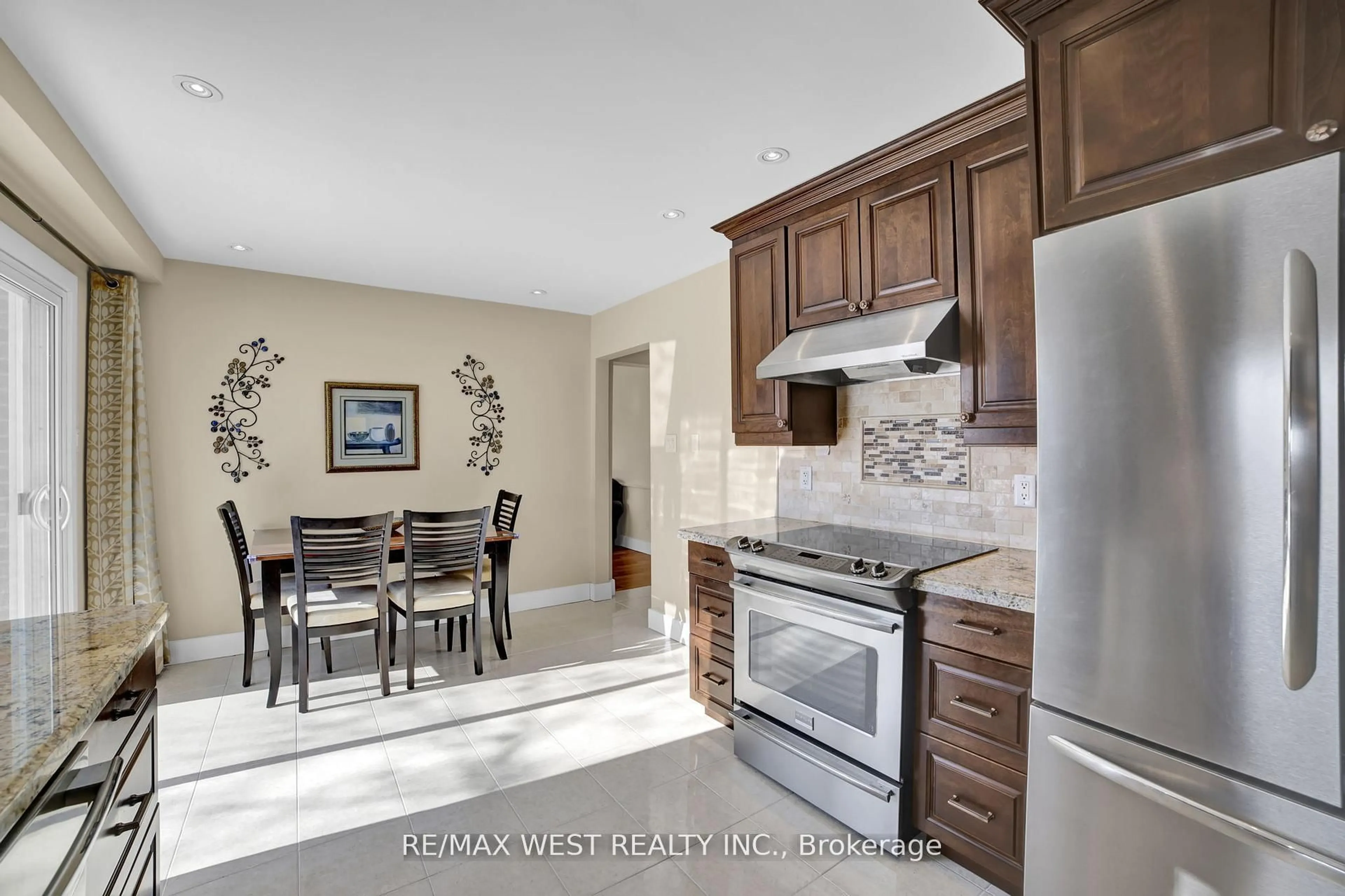 Open concept kitchen, ceramic/tile floor for 306 Pinegrove Rd, Oakville Ontario L6K 3P9