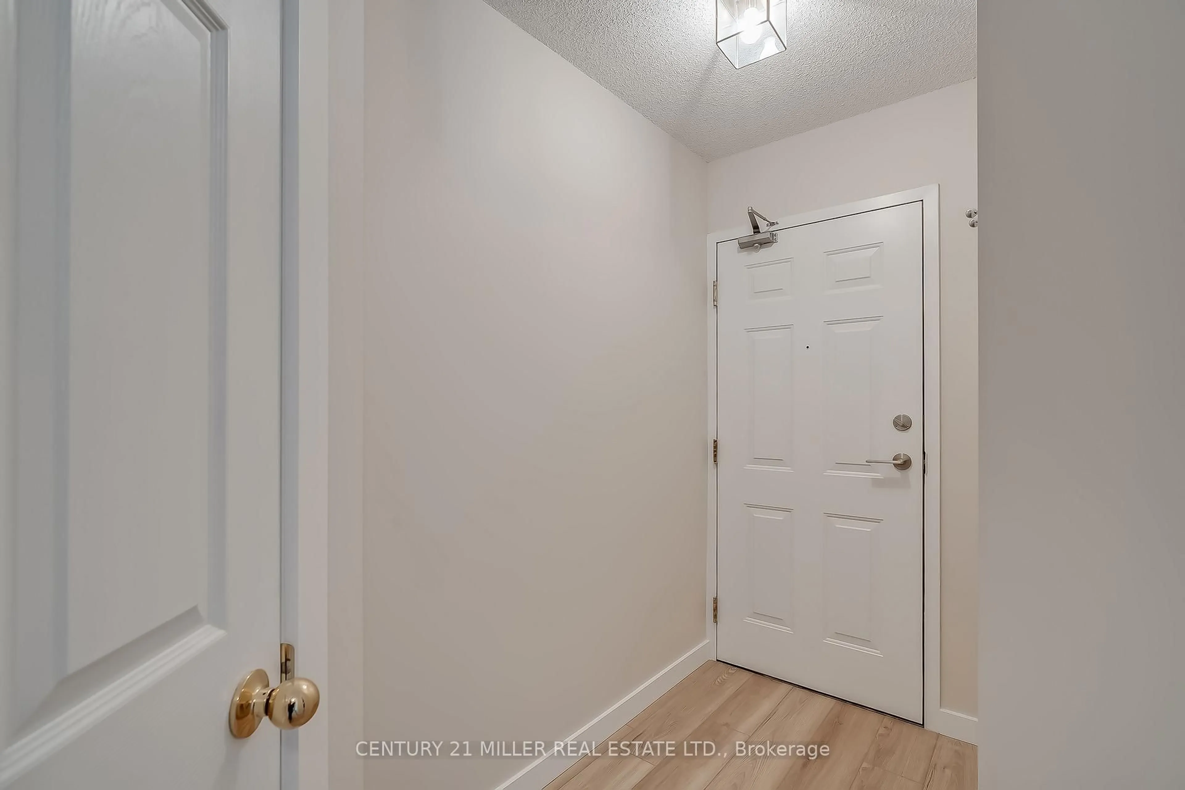 Indoor entryway for 32 Tannery St #608, Mississauga Ontario L5M 6T6