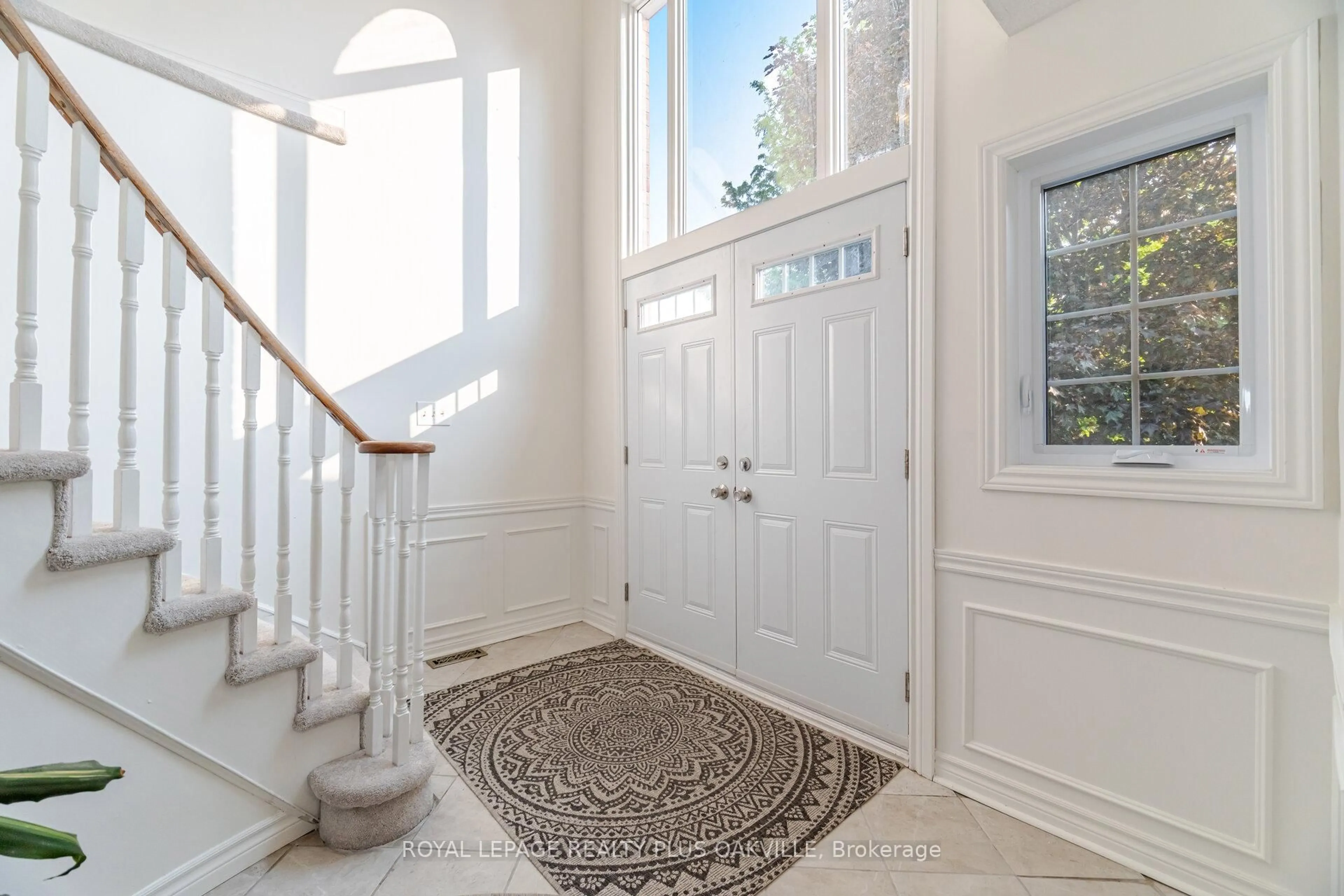 Indoor entryway for 1294 Hammond St, Burlington Ontario L7S 2C5