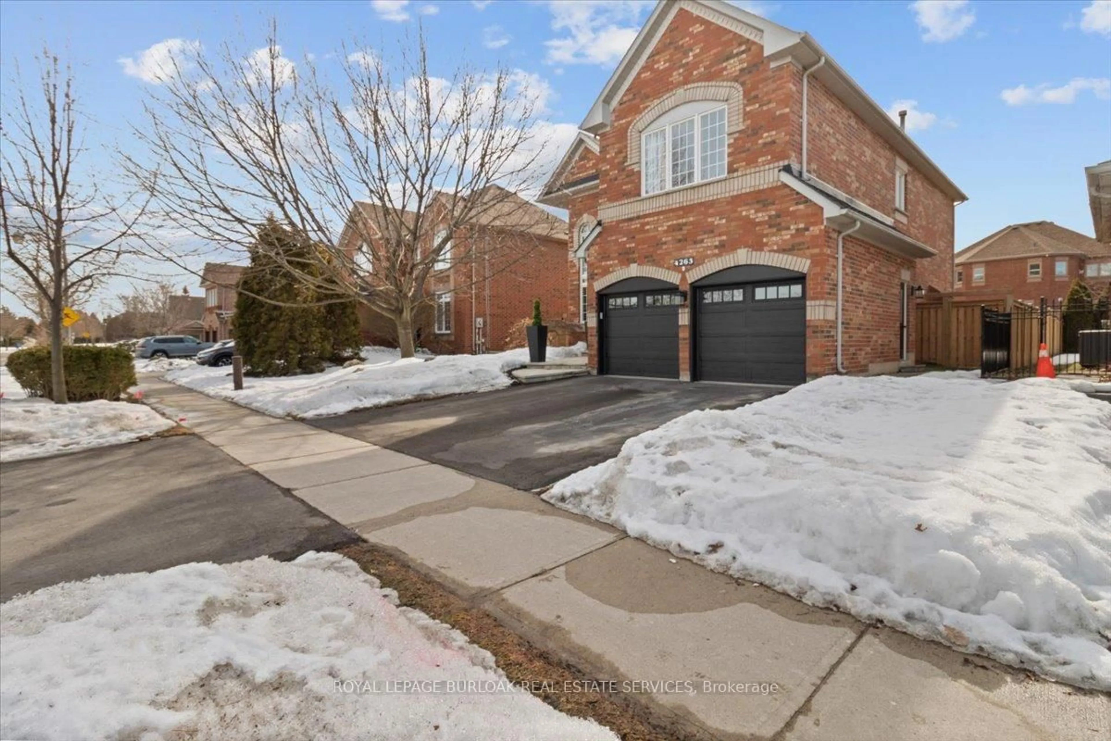 Home with brick exterior material, street for 4263 Millcroft Park Dr, Burlington Ontario L7M 4J6