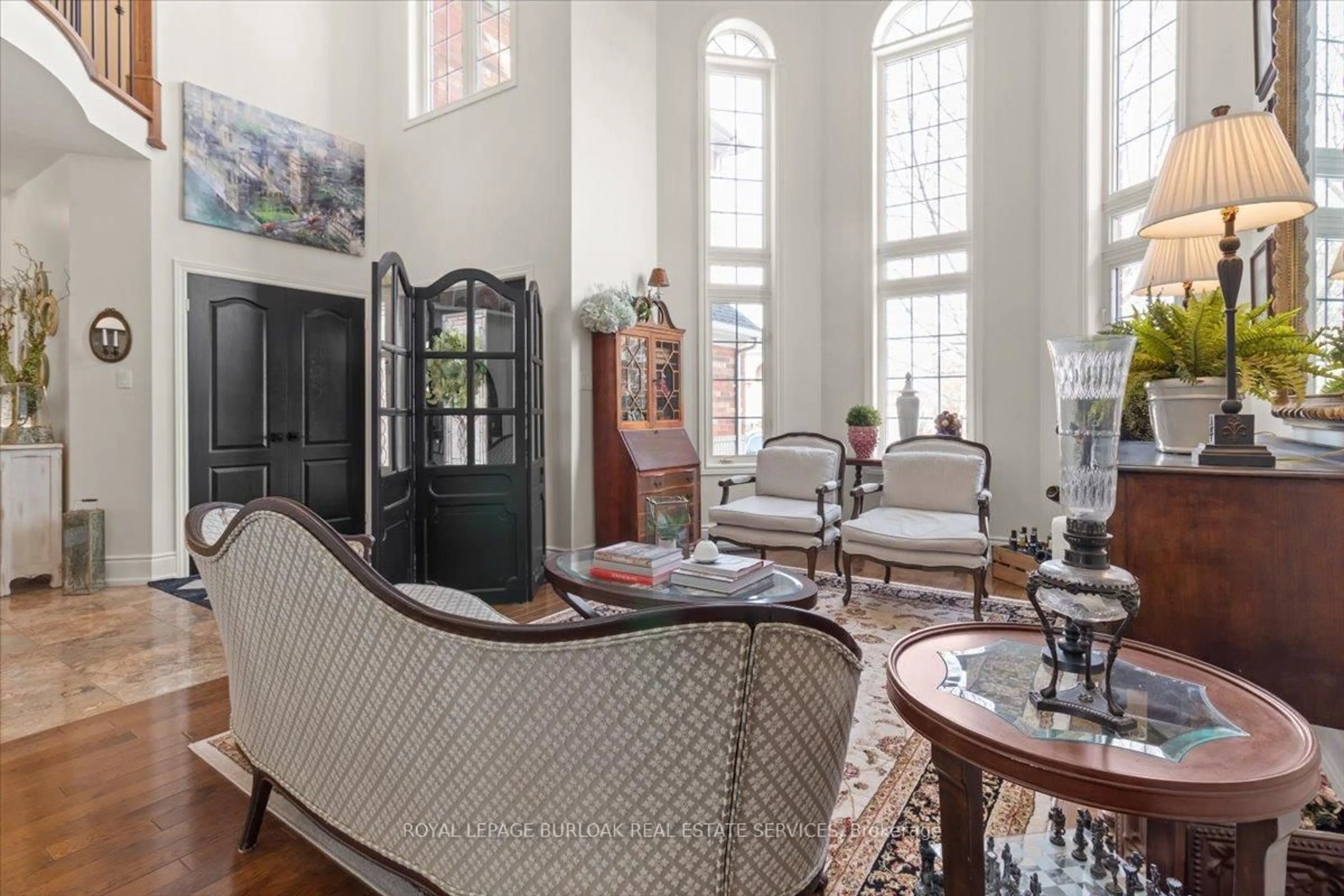 Living room with furniture, unknown for 4263 Millcroft Park Dr, Burlington Ontario L7M 4J6