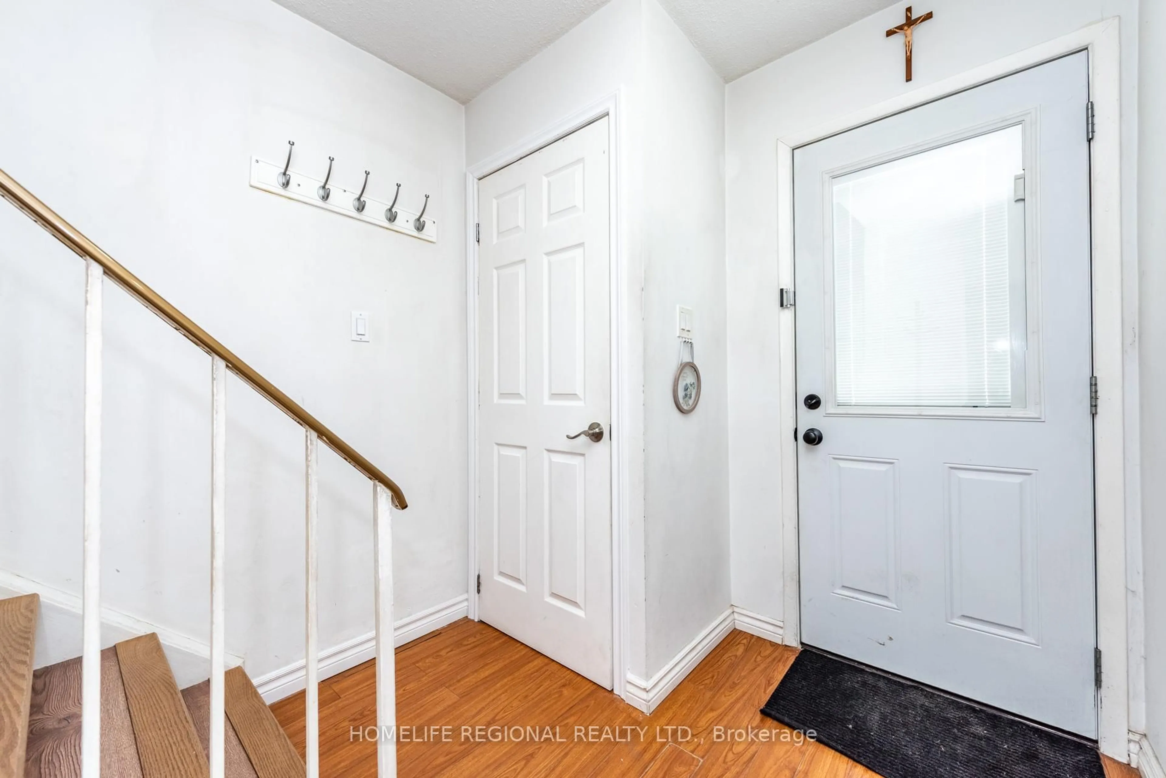 Indoor entryway for 26 Garrison Sq, Brampton Ontario L6S 2H3