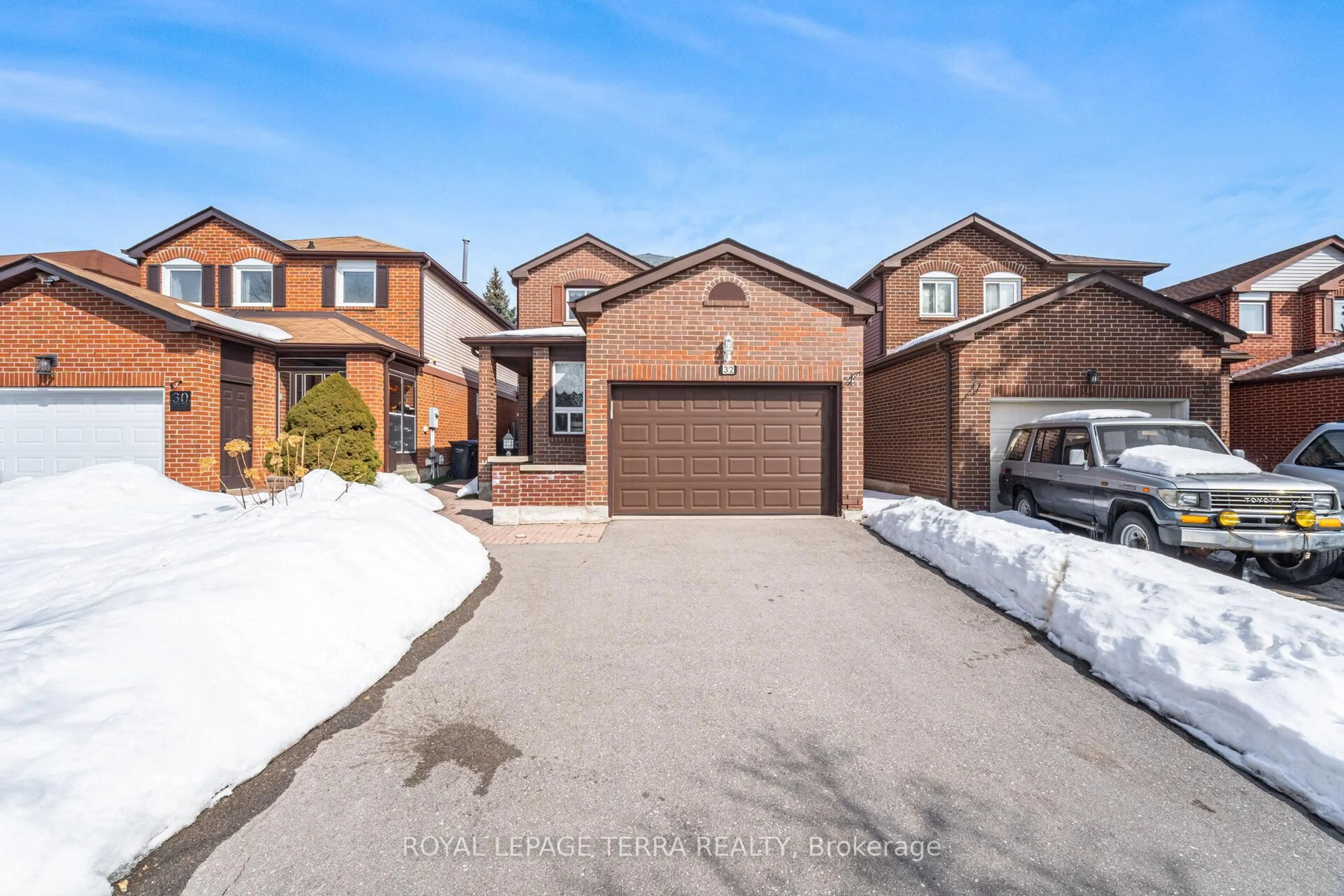 Home with brick exterior material, street for 32 Bridekirk Pl, Brampton Ontario L6Y 2V8