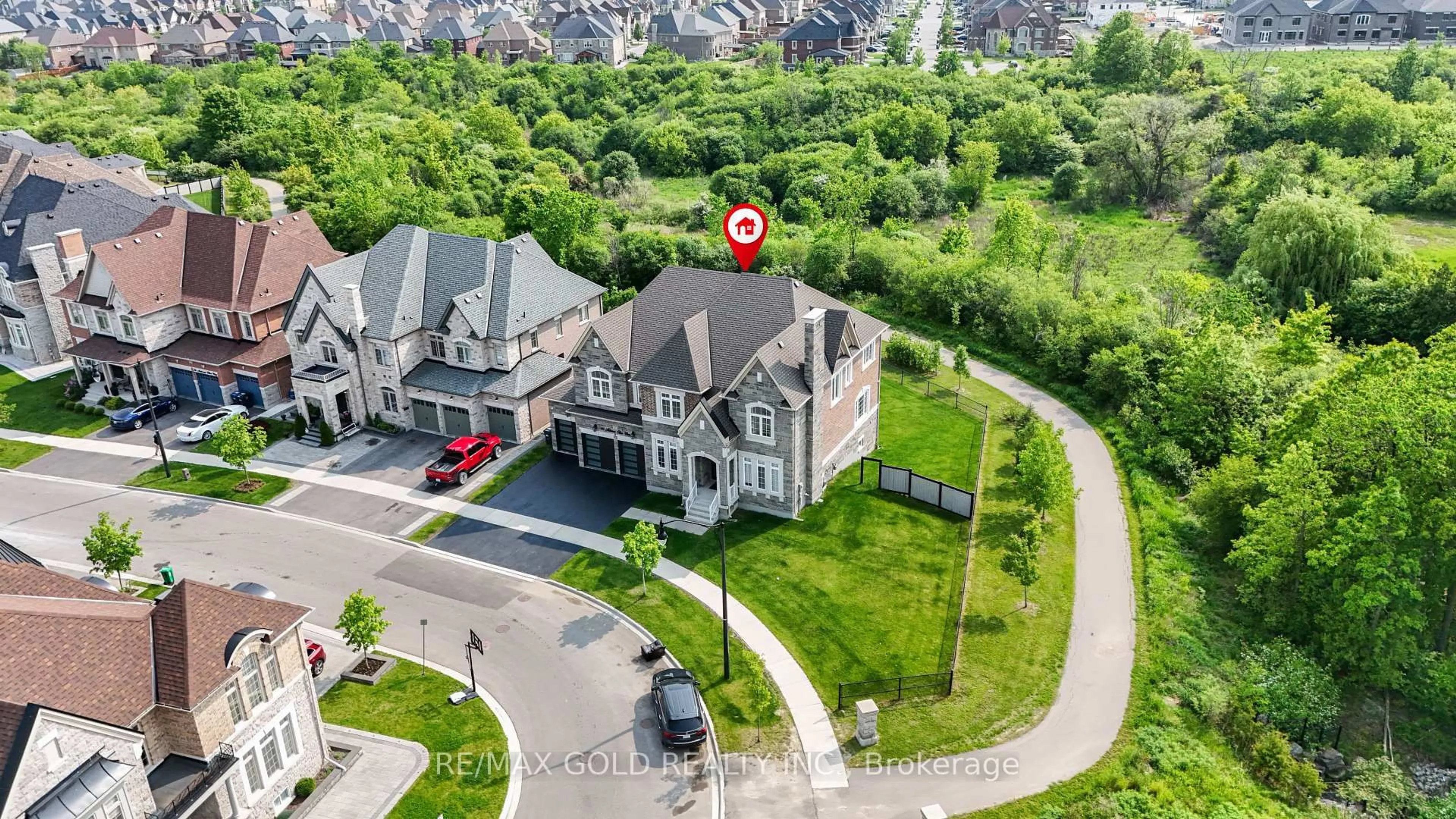 A pic from outside/outdoor area/front of a property/back of a property/a pic from drone, street for 40 Autumn Olive Way, Brampton Ontario L6P 4Z3