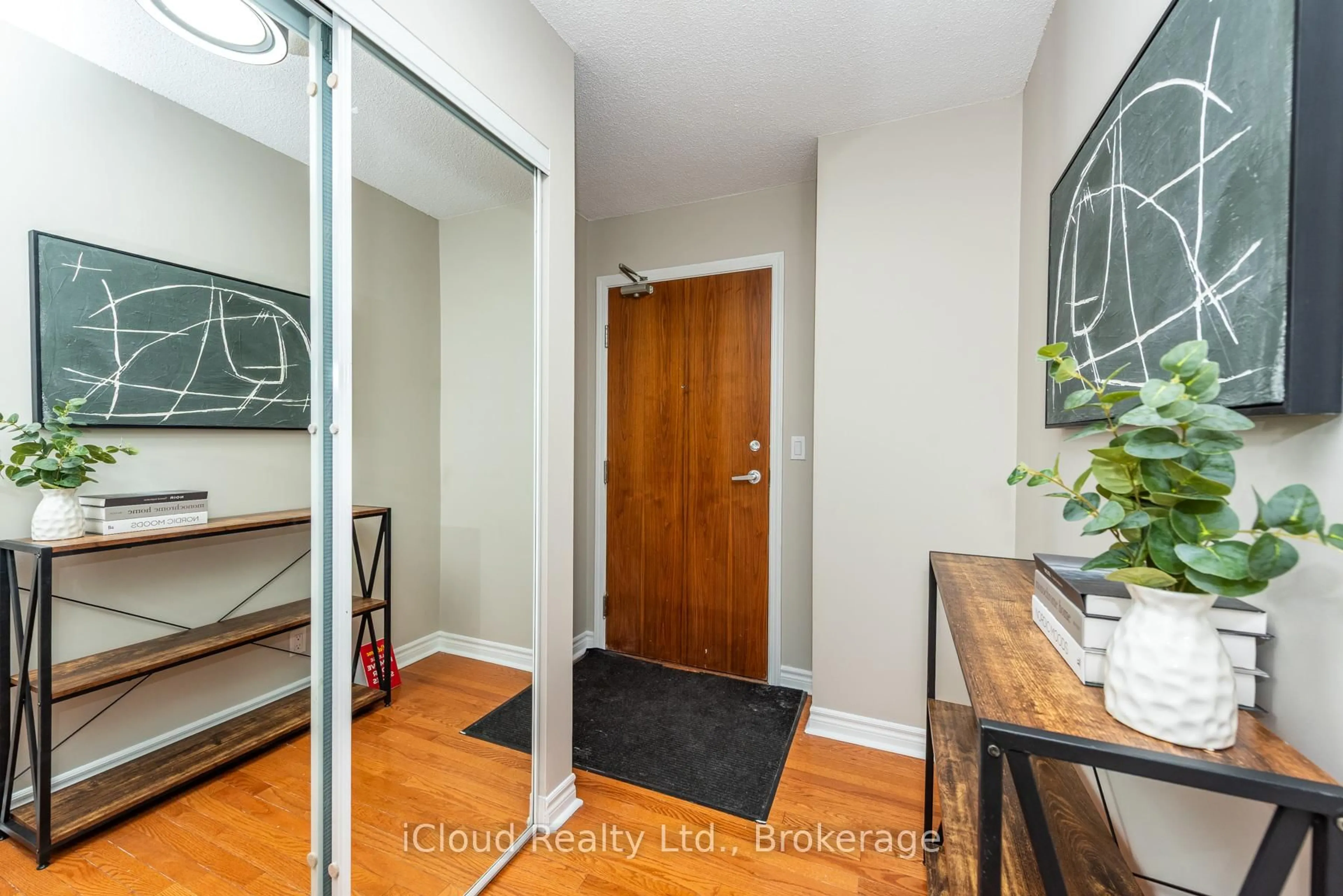 Indoor entryway for 33 Elm Dr #2112, Mississauga Ontario L5B 4M1