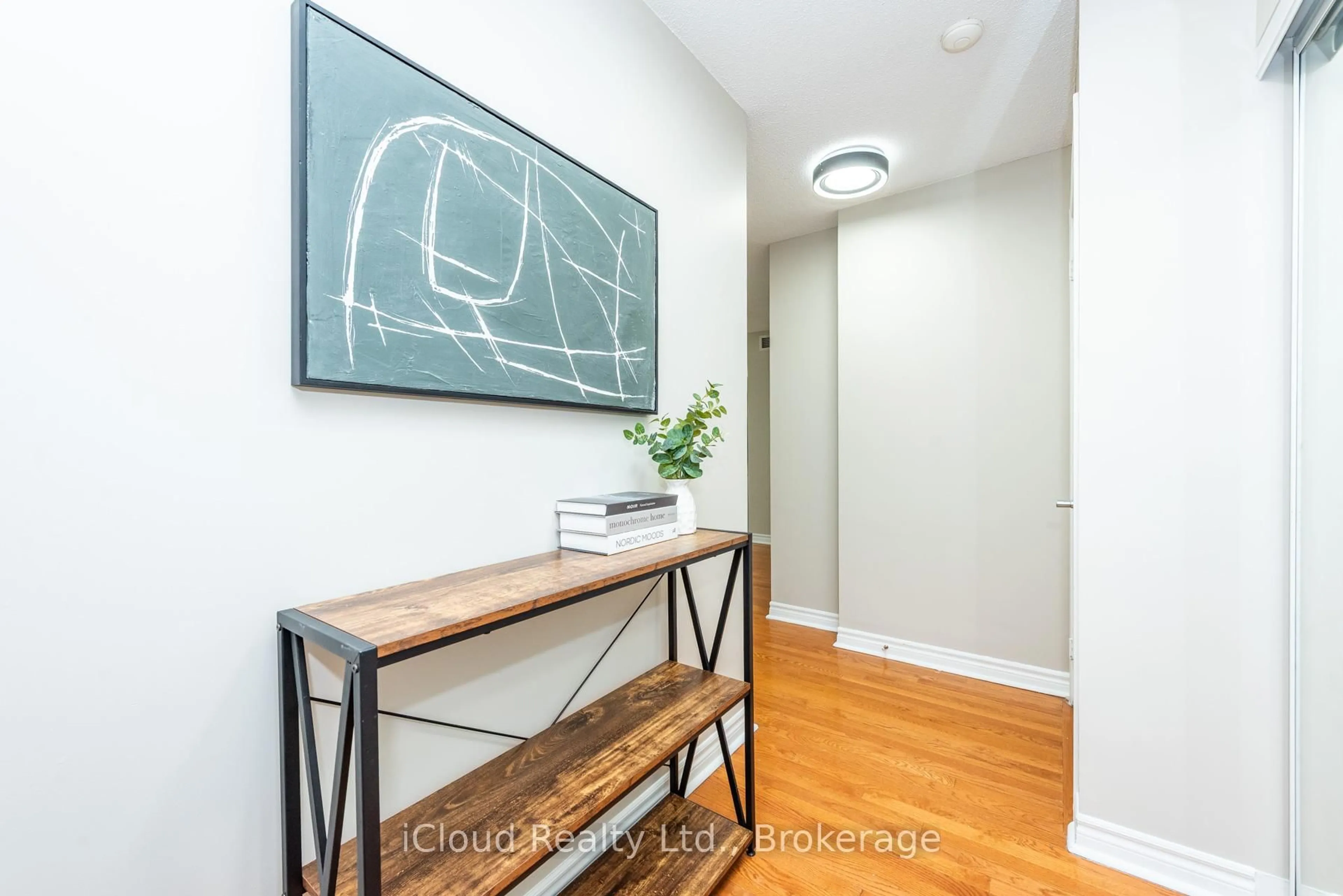 Indoor entryway for 33 Elm Dr #2112, Mississauga Ontario L5B 4M1