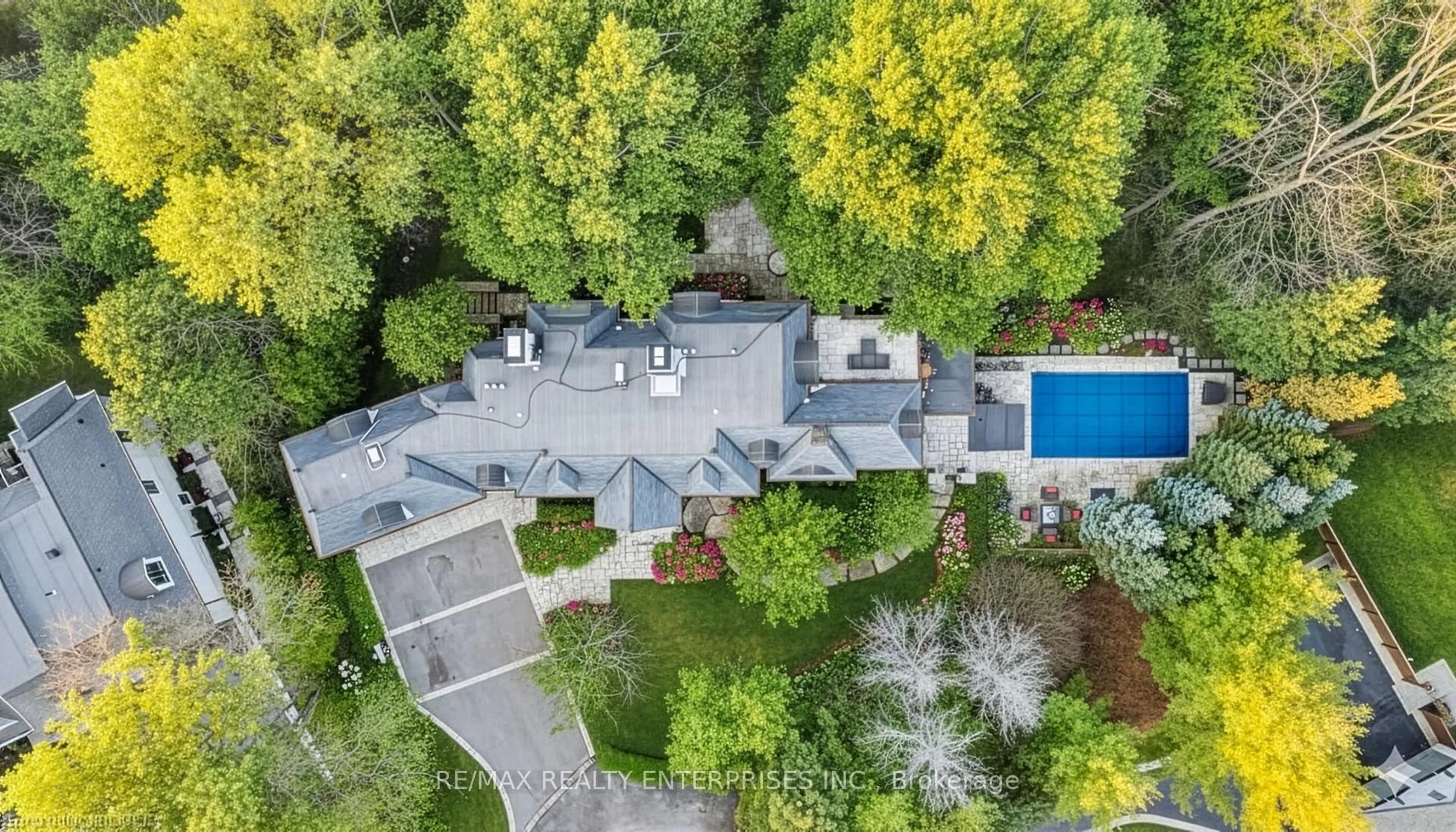A pic from outside/outdoor area/front of a property/back of a property/a pic from drone, unknown for 1093 Algonquin Dr, Mississauga Ontario L5H 1P3