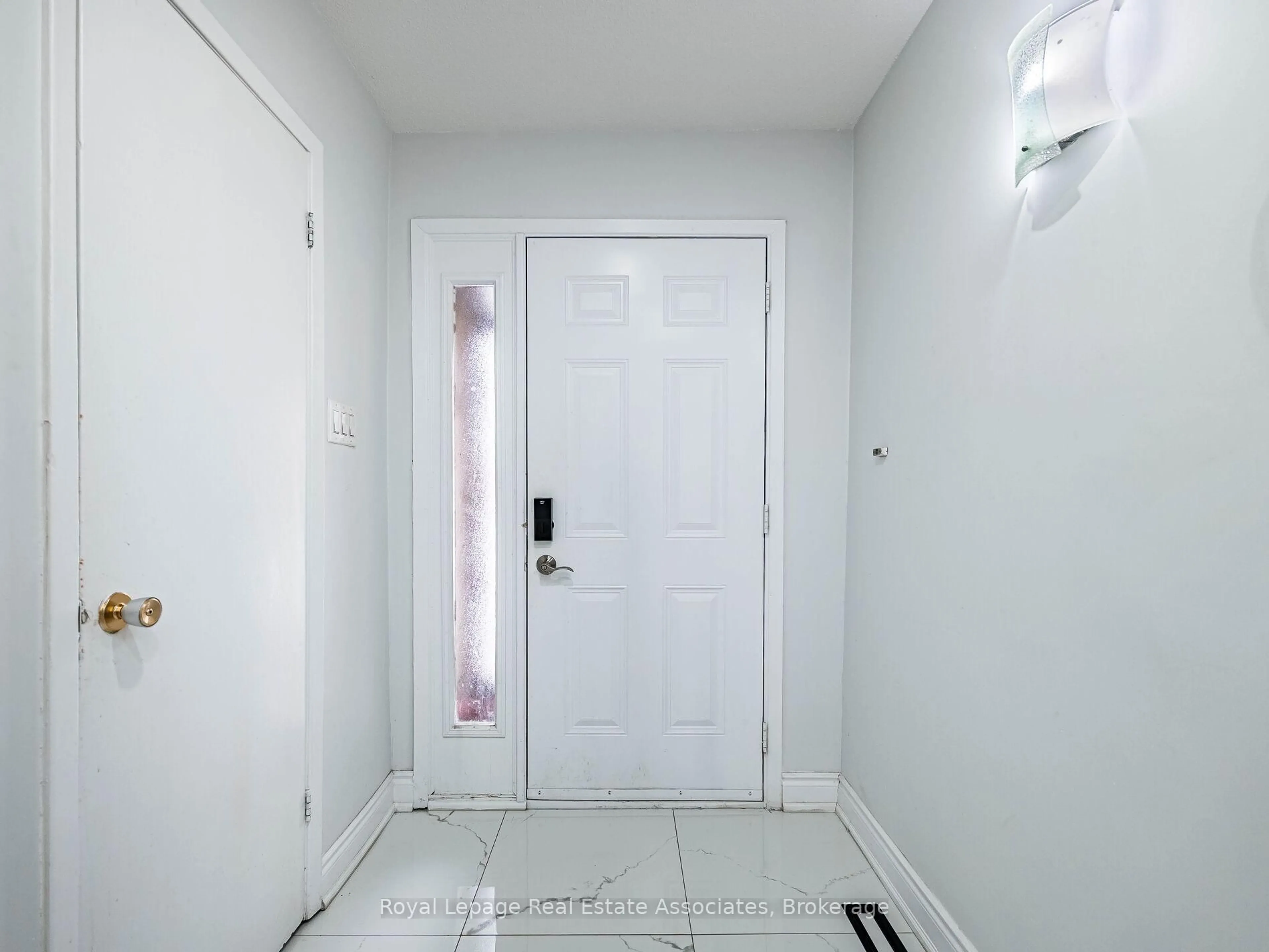 Unknown for 19 Gatwick Lane, Brampton Ontario L6S 2E4