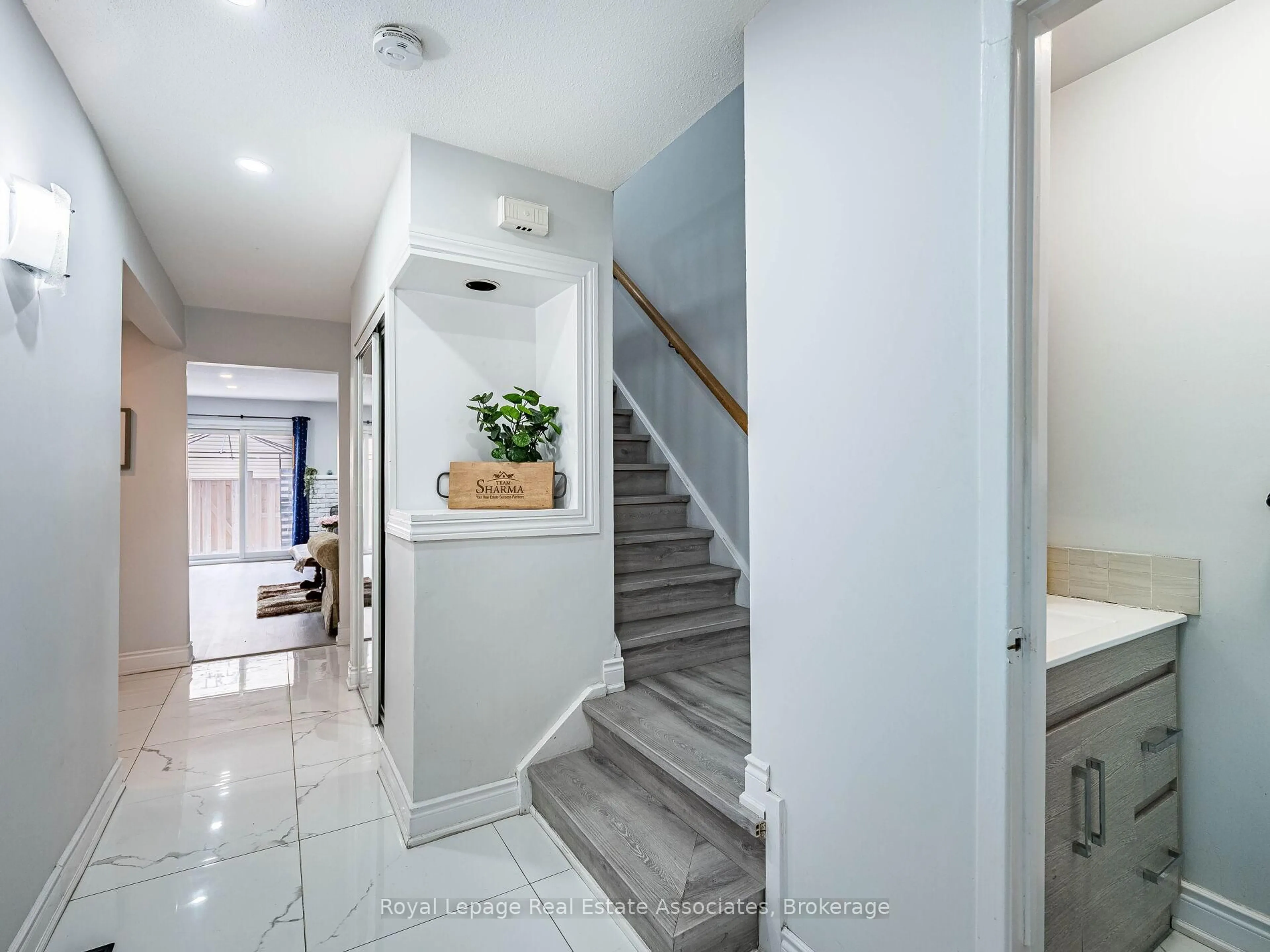 Unknown for 19 Gatwick Lane, Brampton Ontario L6S 2E4