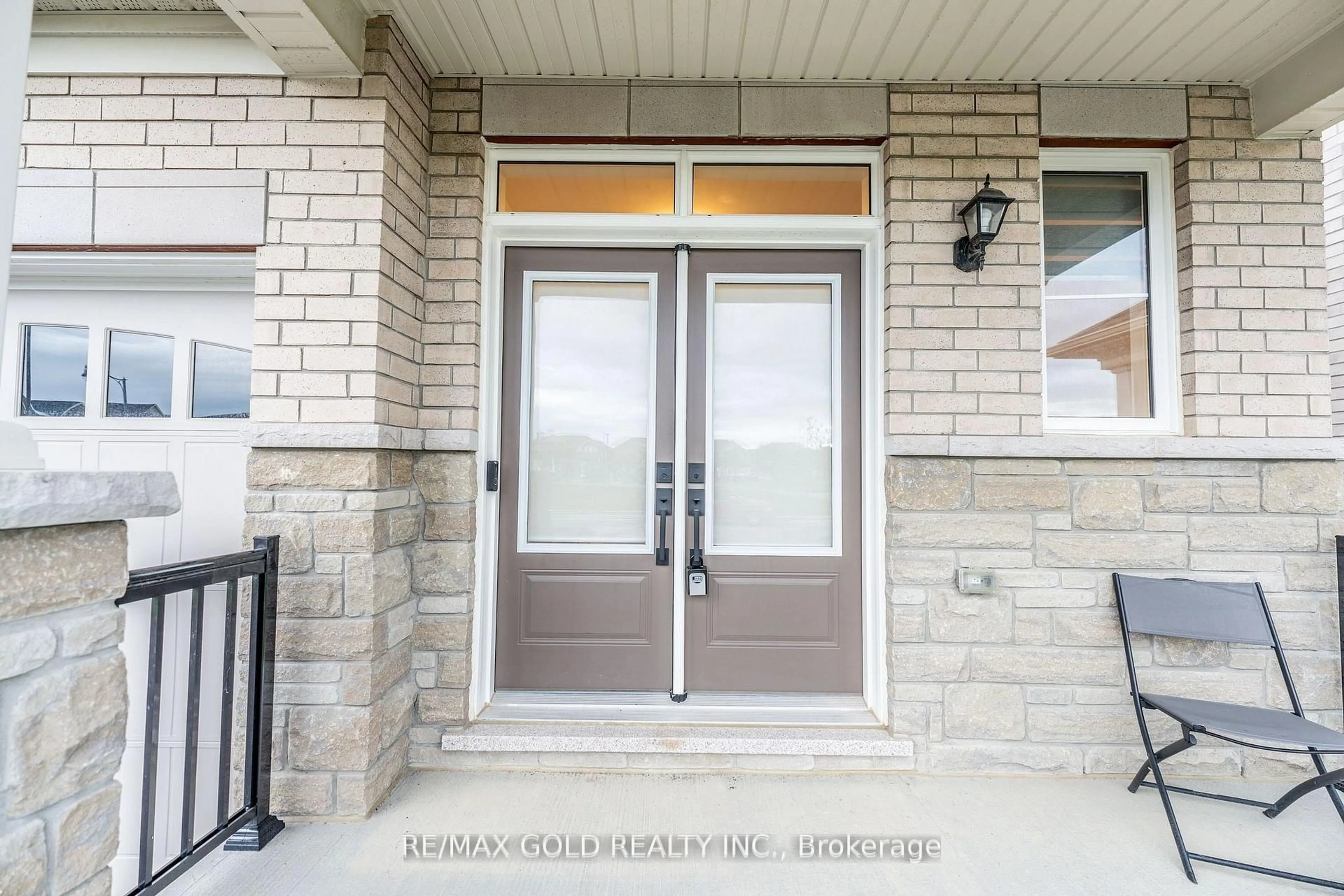 Indoor entryway for 35 Academy Dr, Brampton Ontario L6P 3C9