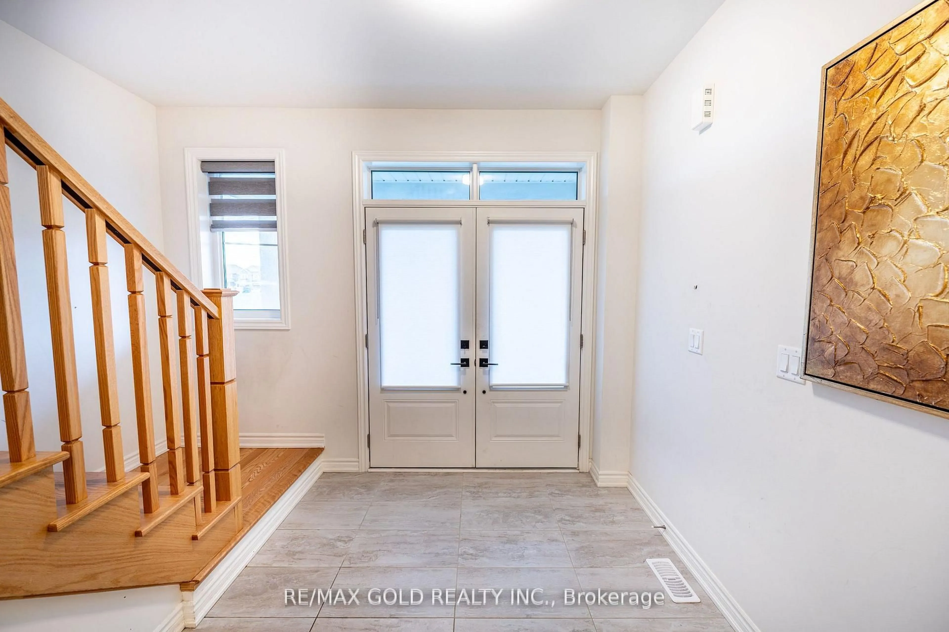 Indoor entryway for 35 Academy Dr, Brampton Ontario L6P 3C9