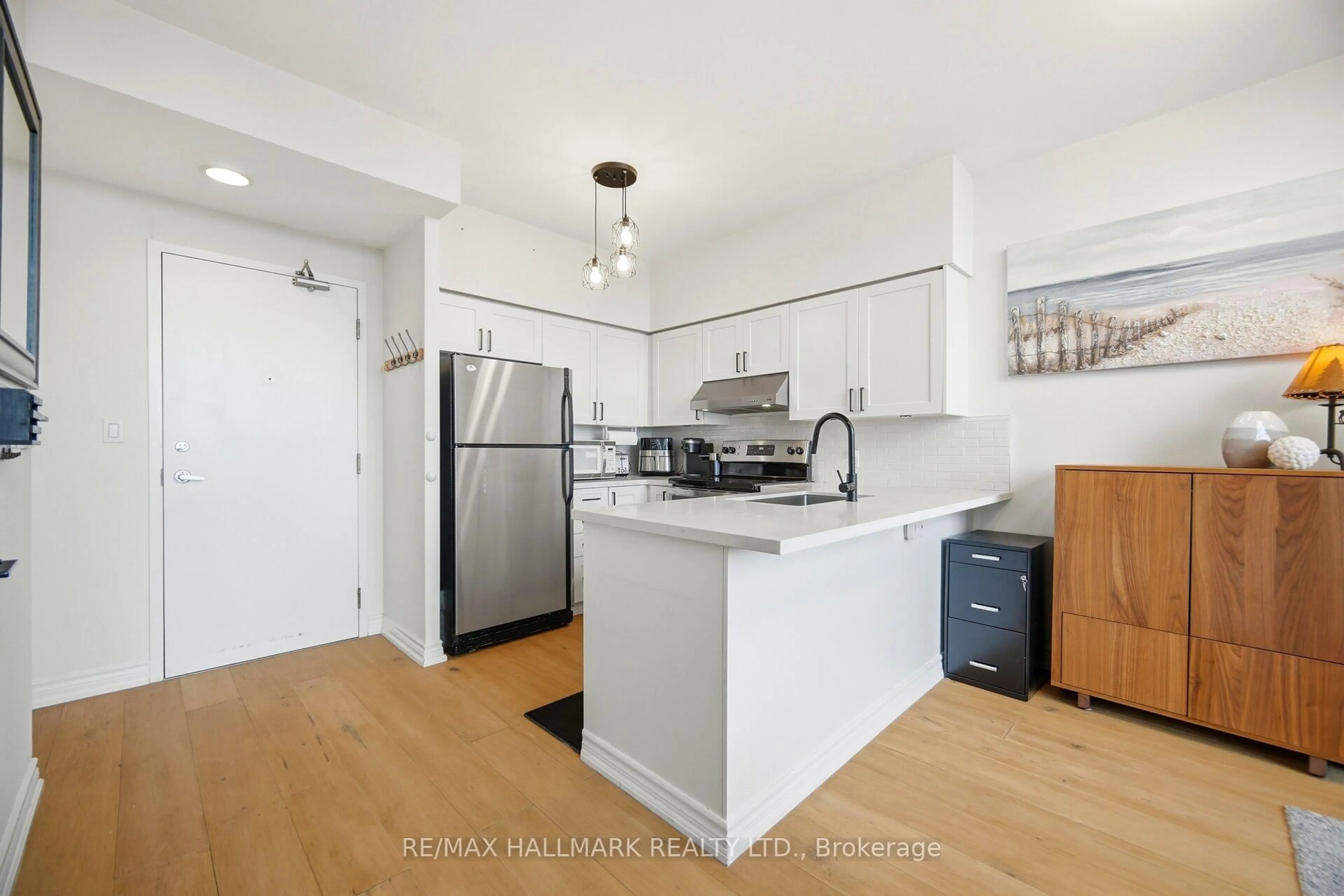 Standard kitchen, unknown for 200 Manitoba St #624, Toronto Ontario M8Y 3Y9