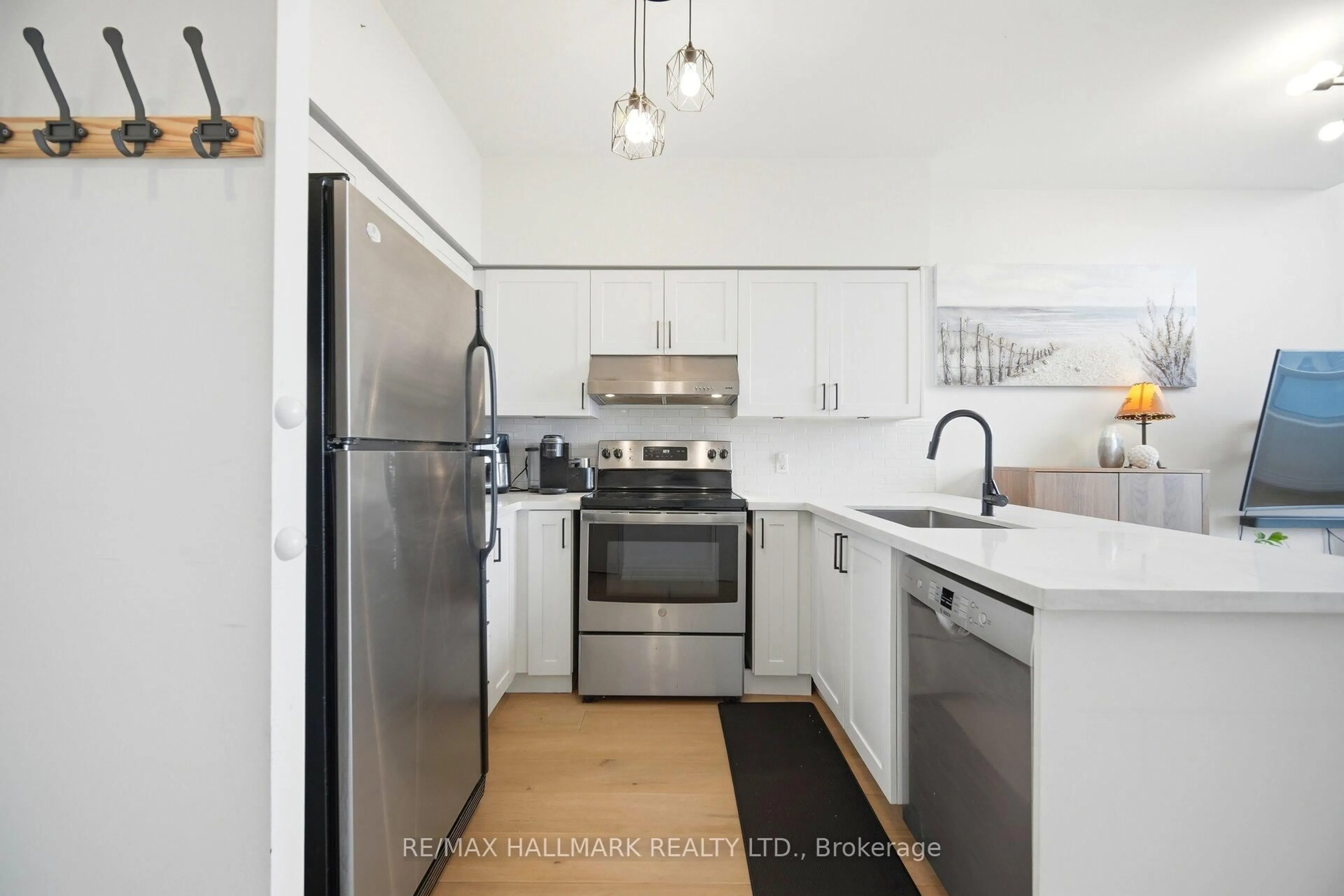 Standard kitchen, unknown for 200 Manitoba St #624, Toronto Ontario M8Y 3Y9
