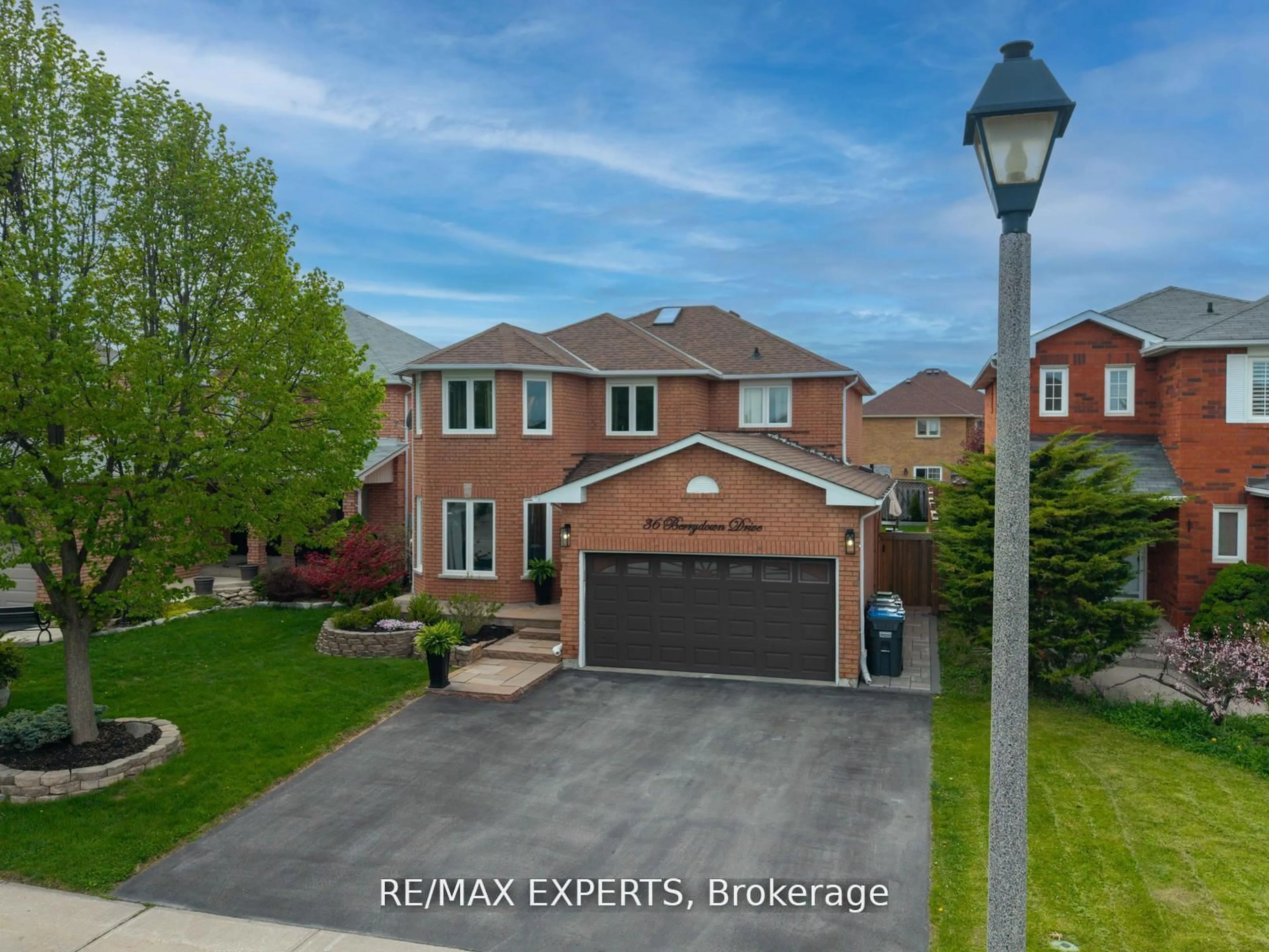 A pic from outside/outdoor area/front of a property/back of a property/a pic from drone, street for 36 Berrydown Dr, Caledon Ontario L7E 1P9
