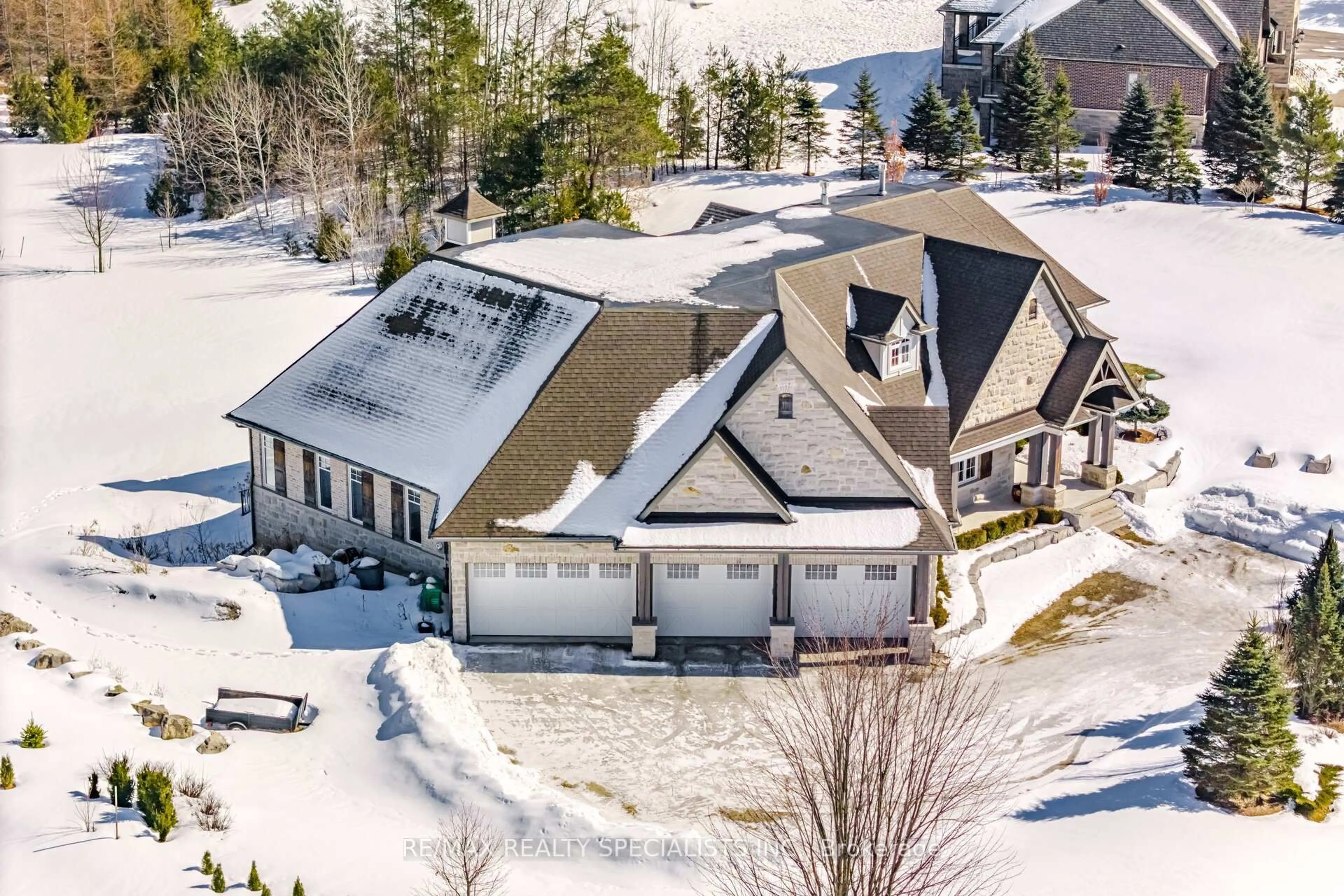 A pic from outside/outdoor area/front of a property/back of a property/a pic from drone, mountain view for 1 Edgewild Dr, Caledon Ontario L7E 4H7