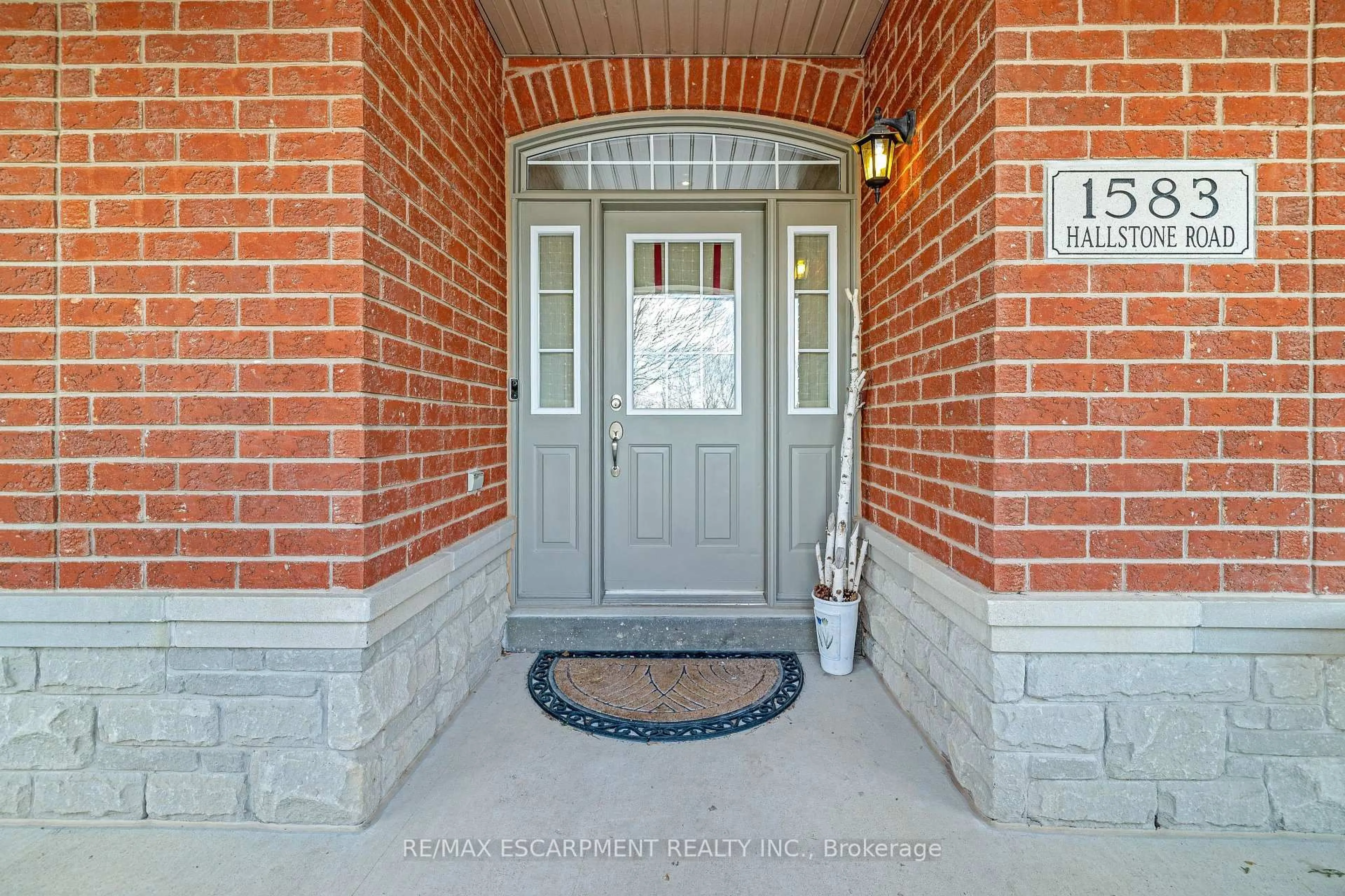 Indoor entryway for 1583 Hallstone Rd, Brampton Ontario L6Y 5K8